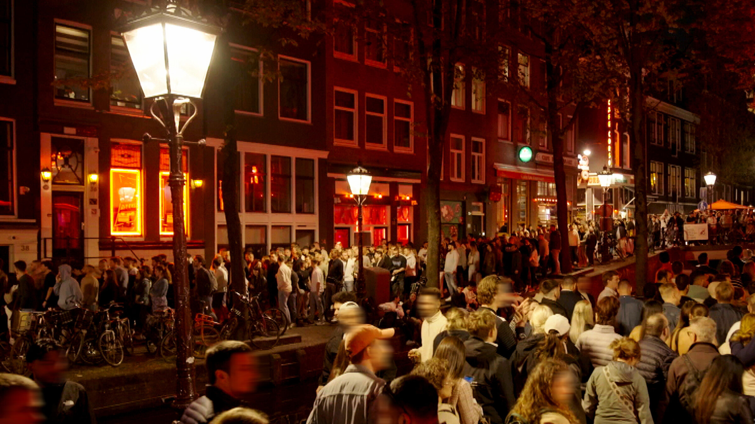 "Kritisch reisen: Amsterdam - Gelikt, Gehypt und überrannt!: Das Rotlichtviertel Amsterdams ist einer der Anziehungspunkte der Touristenströme der Stadt, hier ist es immer besonders voll. Deshalb gilt hier mittlerweile für Besucher eine Einbahnstraßenregelung.