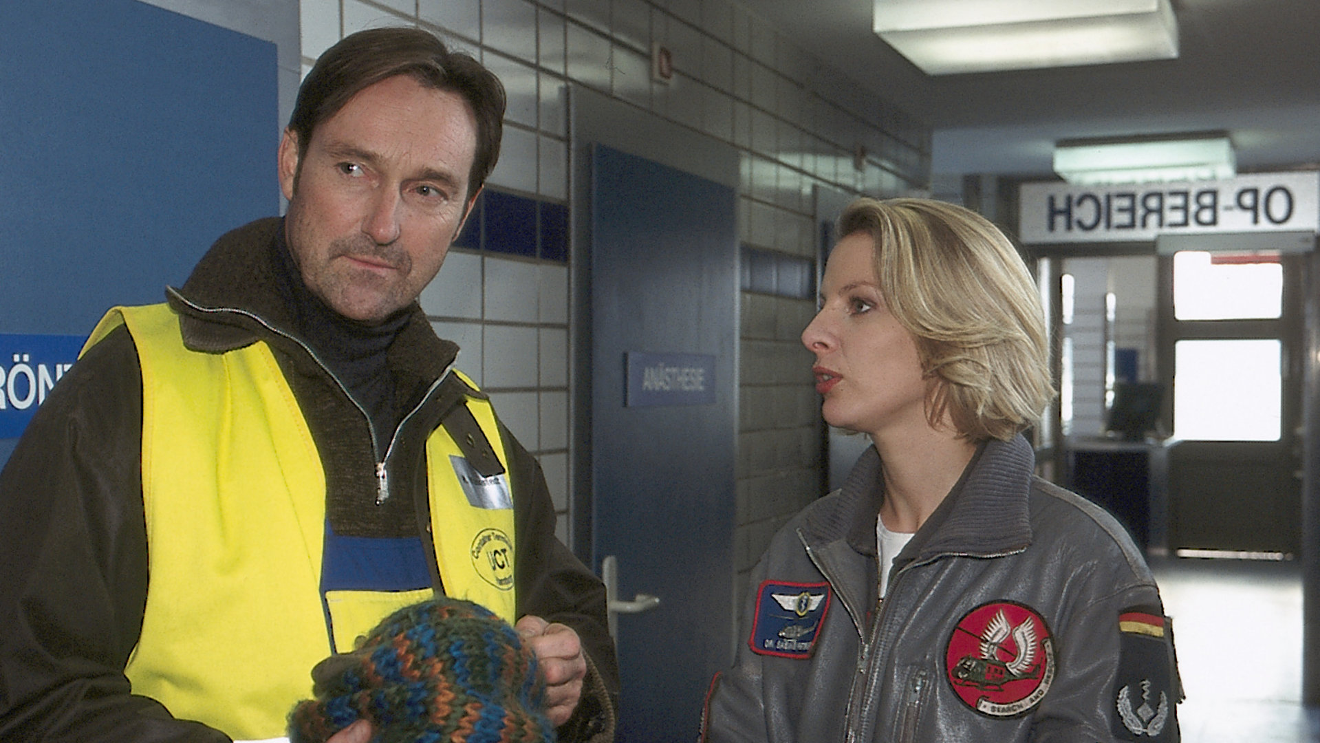 "Die Rettungsflieger - Liebeskummer": Ralf Wannstedt (Helmut Zierl) und Sabine Petersen (Marlene Marlow) stehen im Krankenhausflur vor dem OP-Bereich.