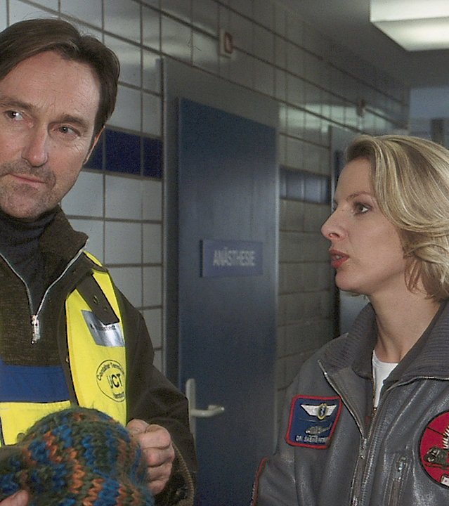 "Die Rettungsflieger - Liebeskummer": Ralf Wannstedt (Helmut Zierl) und Sabine Petersen (Marlene Marlow) stehen im Krankenhausflur vor dem OP-Bereich.