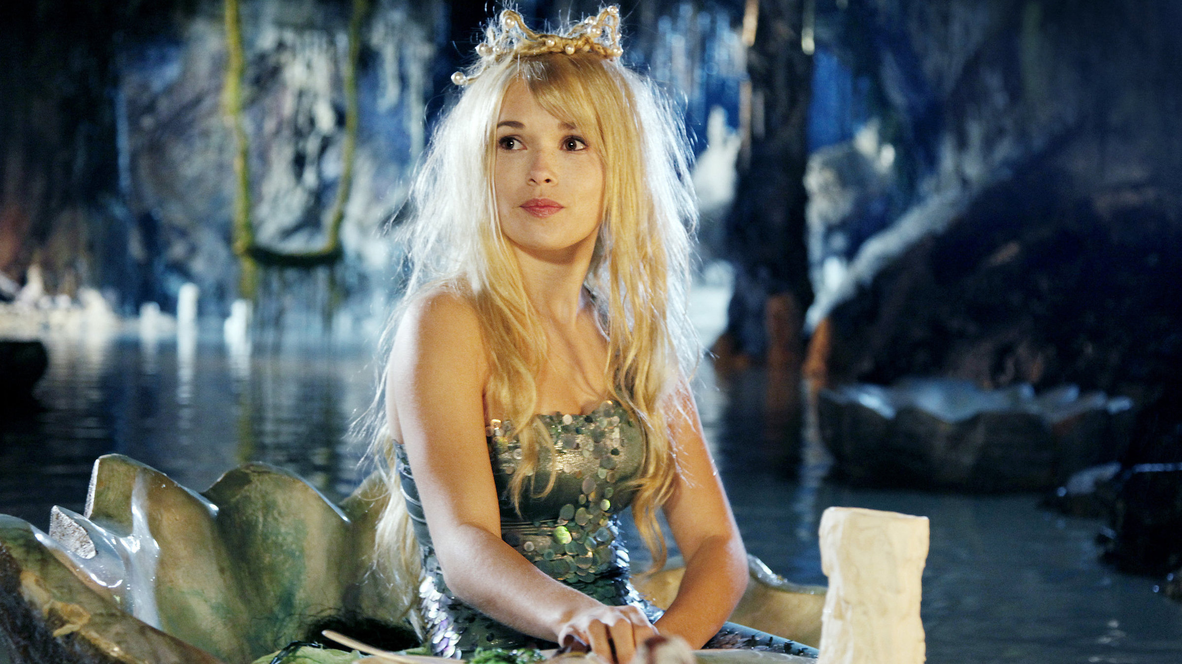 "Die kleine Meerjungfrau": Verliebt träumt Undine (Zoe Moore) in ihrer Unterwasserwelt von dem jungen Mann, den sie vor dem Ertrinken gerettet hat.