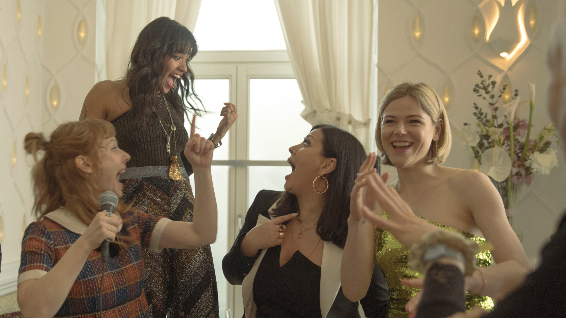 "Deadlines - 40": Elif (Jasmin Shakeri), Lena (Sarah Bauerett), Franzi (Llewellyn Reichman) und Jo (Salka Weber) stehen zusammen und singen und gestikulieren.