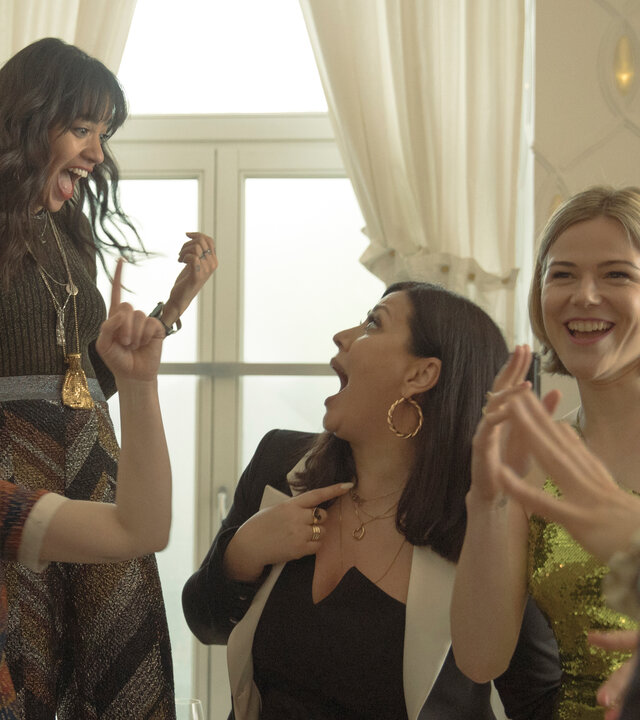 "Deadlines - 40": Elif (Jasmin Shakeri), Lena (Sarah Bauerett), Franzi (Llewellyn Reichman) und Jo (Salka Weber) stehen zusammen und singen und gestikulieren.