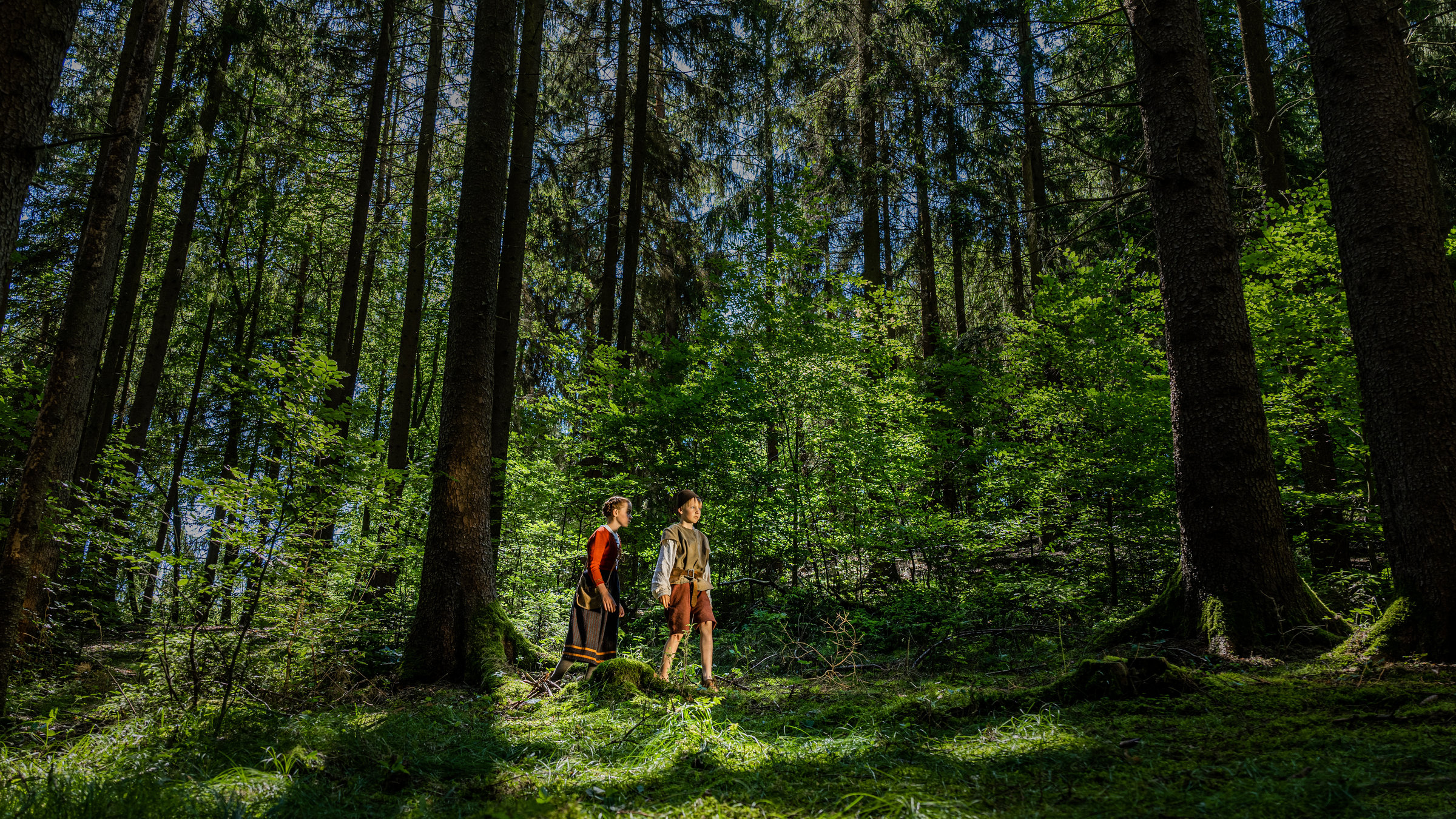 "Terra X: Magie der Märchen - Hänsel und Gretel auf der Spur": Das Geschwisterpaar Hänsel und Gretel befindet sich mitten im tiefen Wald.