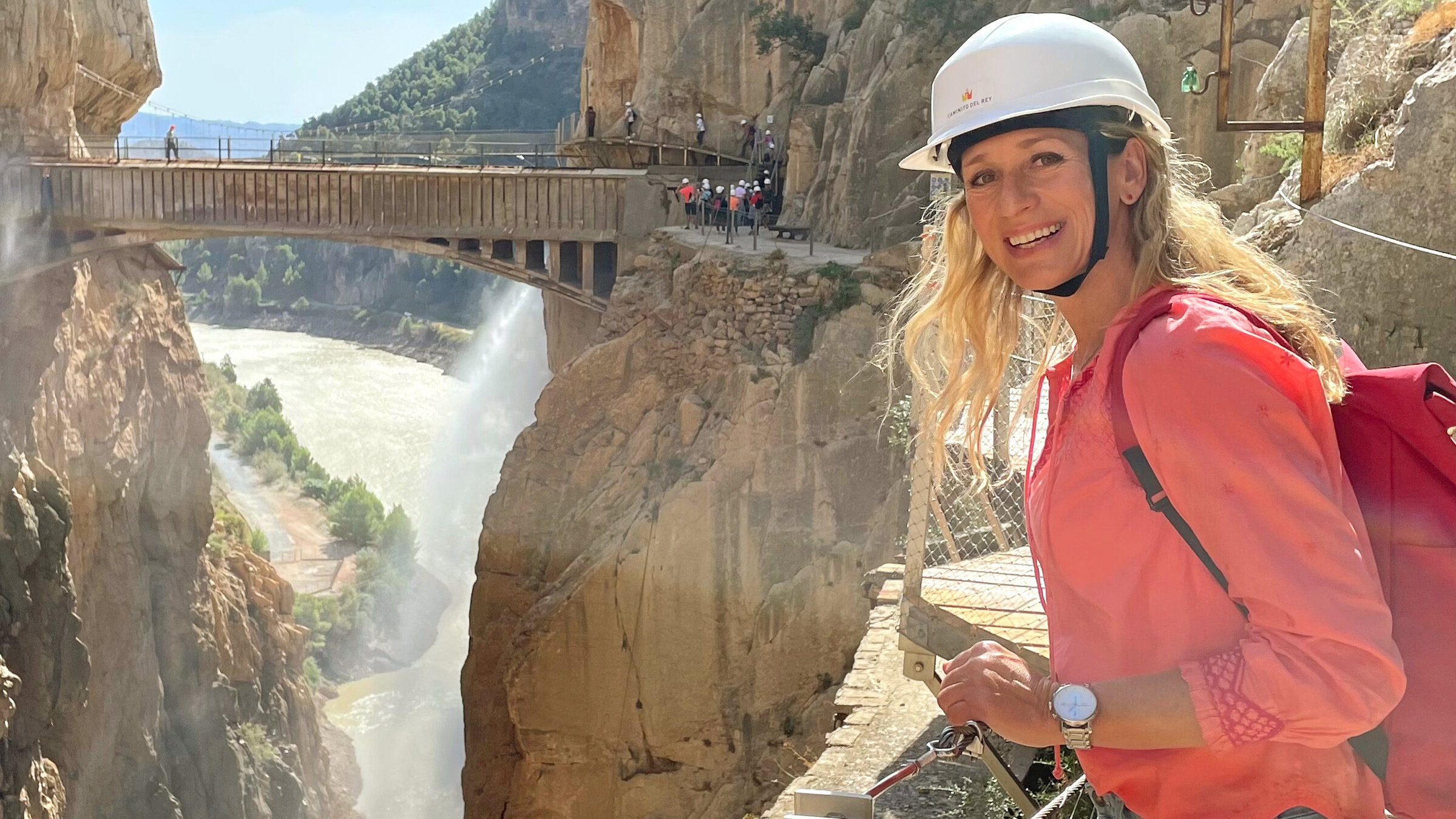 "Der Zauber Andalusiens": Der Caminito del Rey, der kleine Königsweg, klebt auf 100 m Höhe an den Steilwänden der Schlucht Desfiladero de los Gaitanes. Für die Wanderung benötigt Tamina Kallert eine gute Ausrüstung – und Schwindelfreiheit.