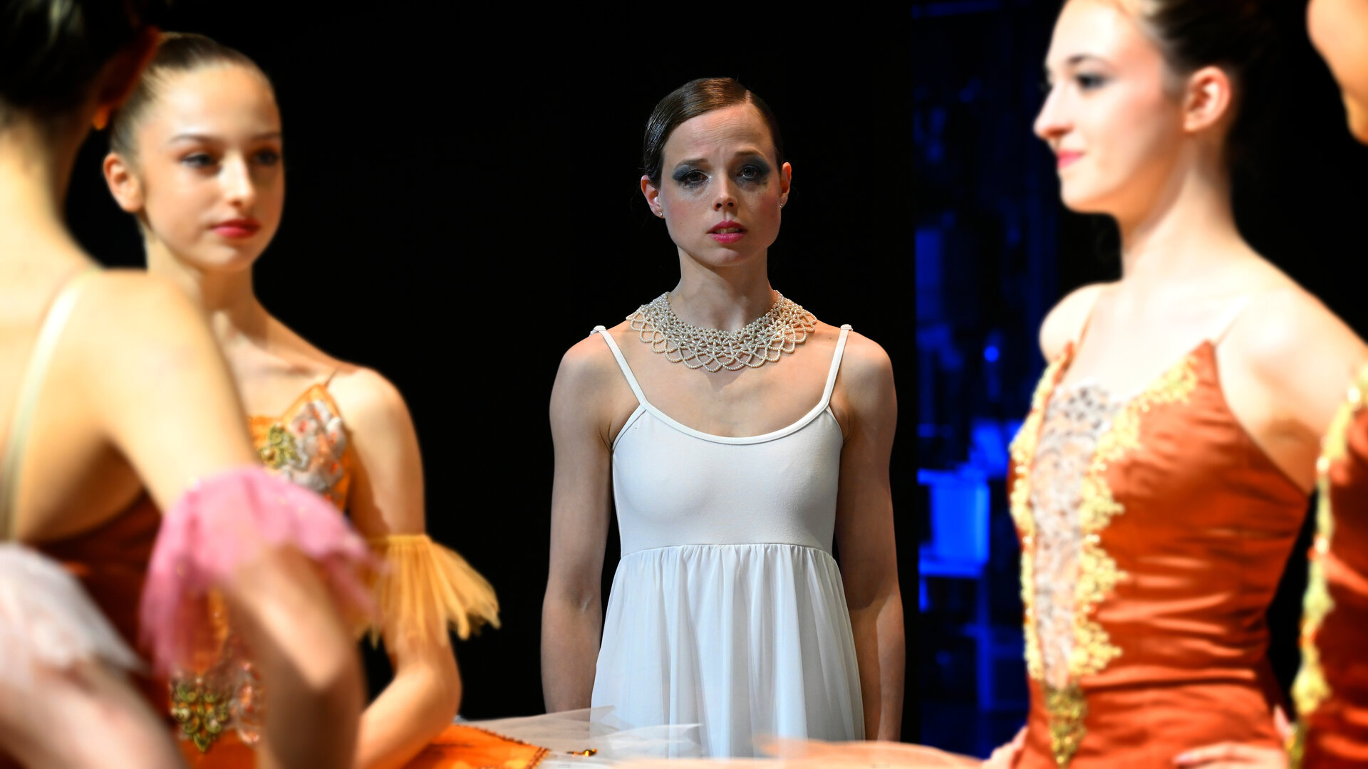 "Jenseits der Spree - Im Spiegel der Tod": Tänzerin Rebecca Bennet (Lisa Pavlov) steht verheult hinter der Bühne und sieht anderen Tänzerinnen (Komparsinnen) bei ihrem Auftritt zu.