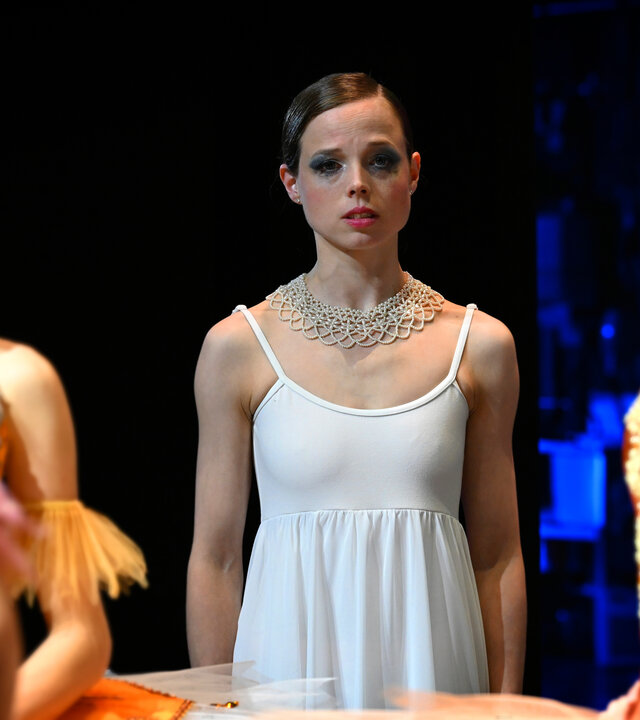 "Jenseits der Spree - Im Spiegel der Tod": Tänzerin Rebecca Bennet (Lisa Pavlov) steht verheult hinter der Bühne und sieht anderen Tänzerinnen (Komparsinnen) bei ihrem Auftritt zu.