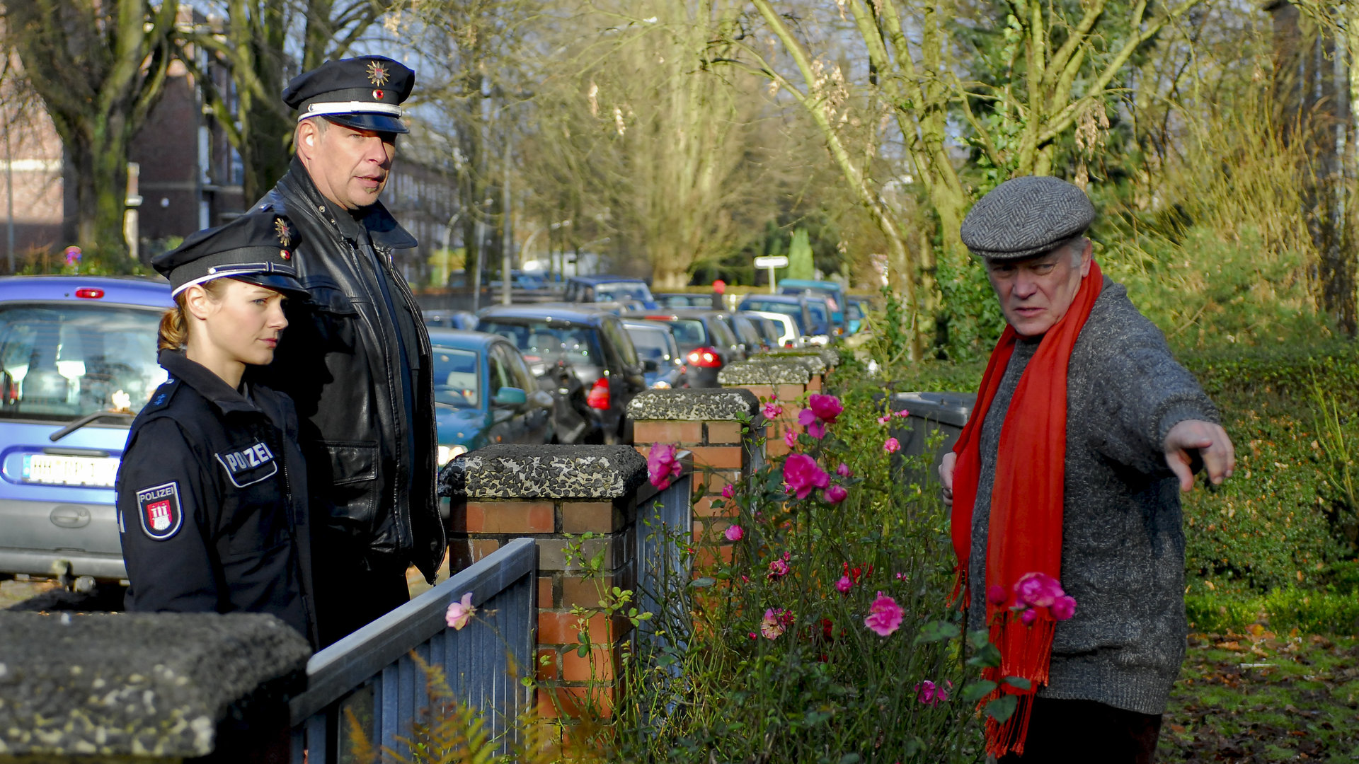 "Notruf Hafenkante - Herz an Herz": Boje (Frank Vockroth) und Franzi (Rhea Harder) stehen bei Hans Reuter (Peter Franke) am Gartenzaun. Reuter wirkt aufgeregt.