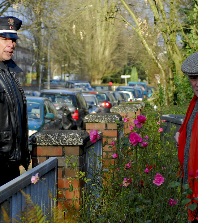 "Notruf Hafenkante - Herz an Herz": Boje (Frank Vockroth) und Franzi (Rhea Harder) stehen bei Hans Reuter (Peter Franke) am Gartenzaun. Reuter wirkt aufgeregt.