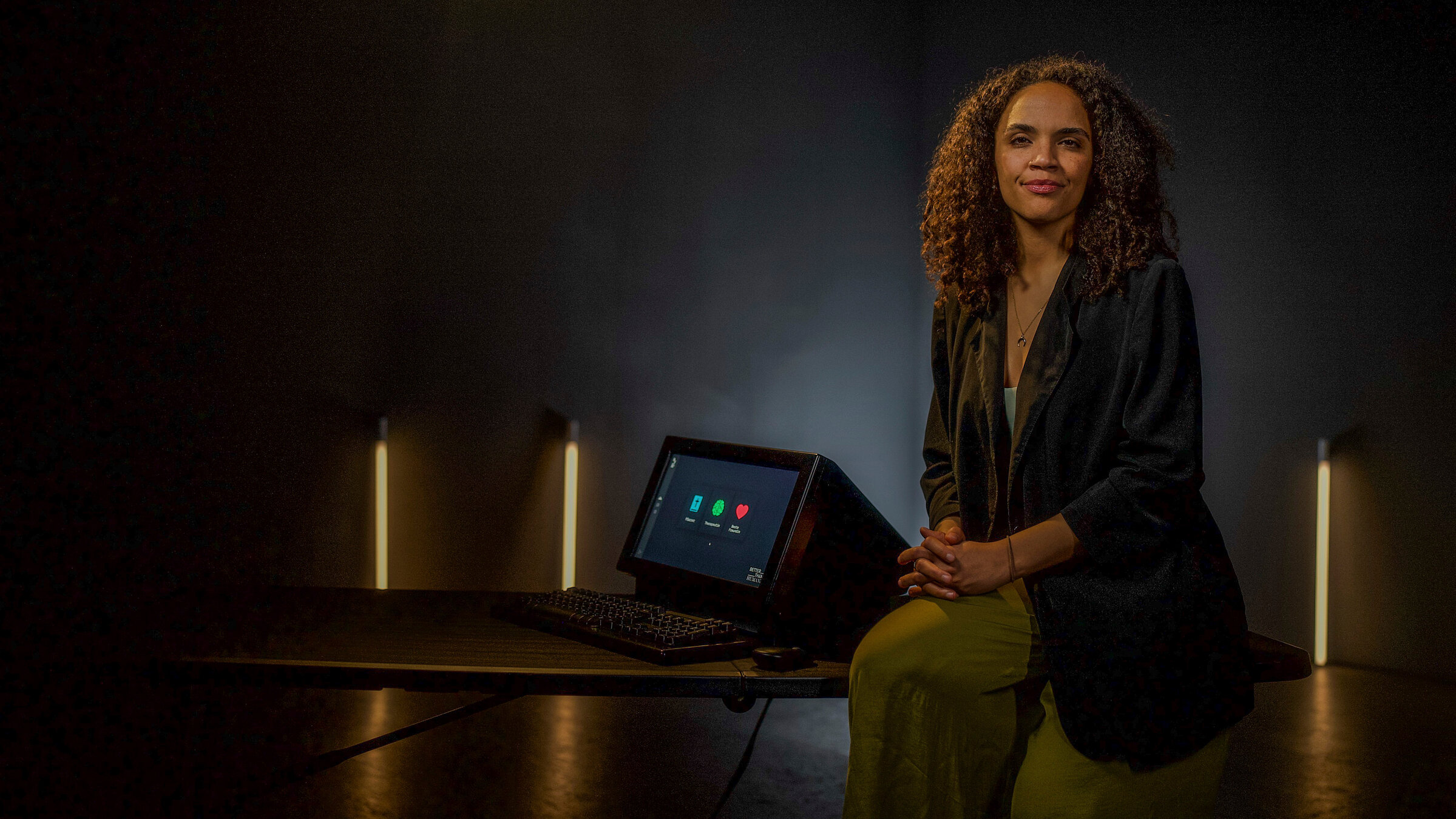 "nano-Doku: Better Than Human? - Leben mit KI": Presenterin Ciani-Sophia Hoeder mit dem KI-Terminal.