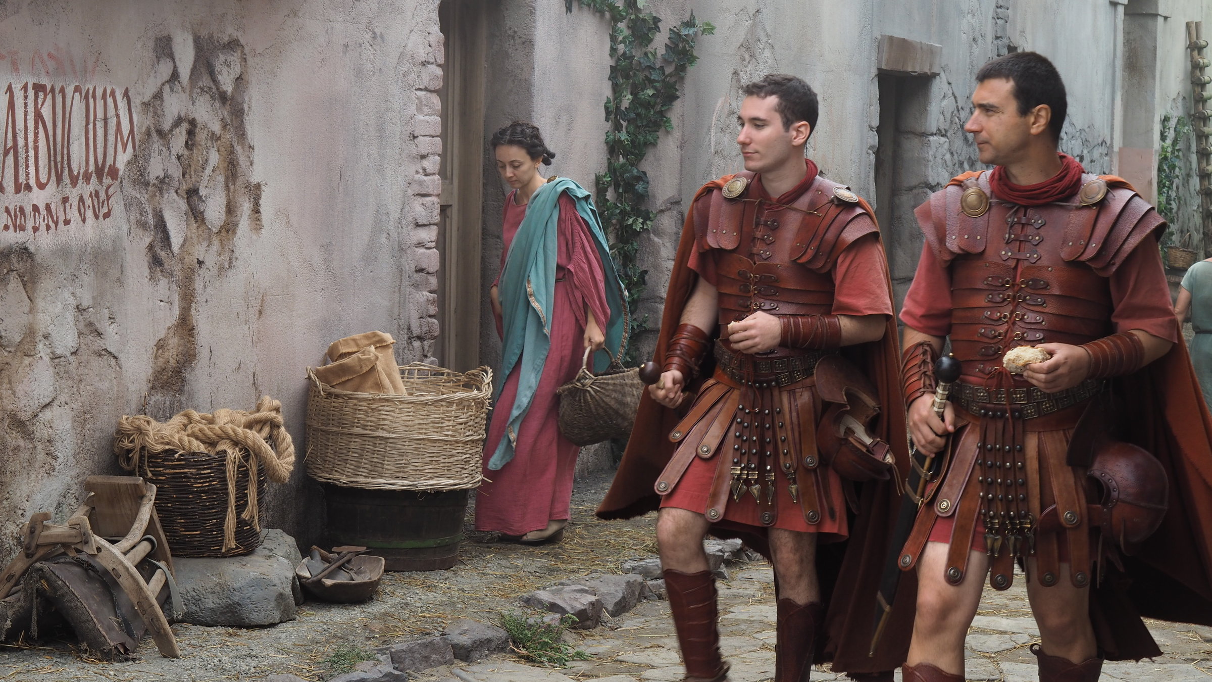 "Terra X: Der letzte Tag von Pompeji": Spielszene: Zwei Legionäre (Darsteller unbekannt) flanieren durch die Straßen Pompejis.