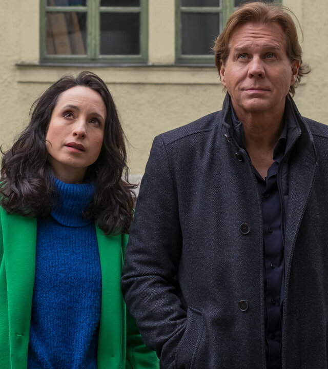 "Der Alte - Crash": Annabell Lorenz (Stephanie Stumph) und Caspar Bergmann (Thomas Heinze) stehen auf einer Straße vor einem Haus und schauen die Fassade hoch.