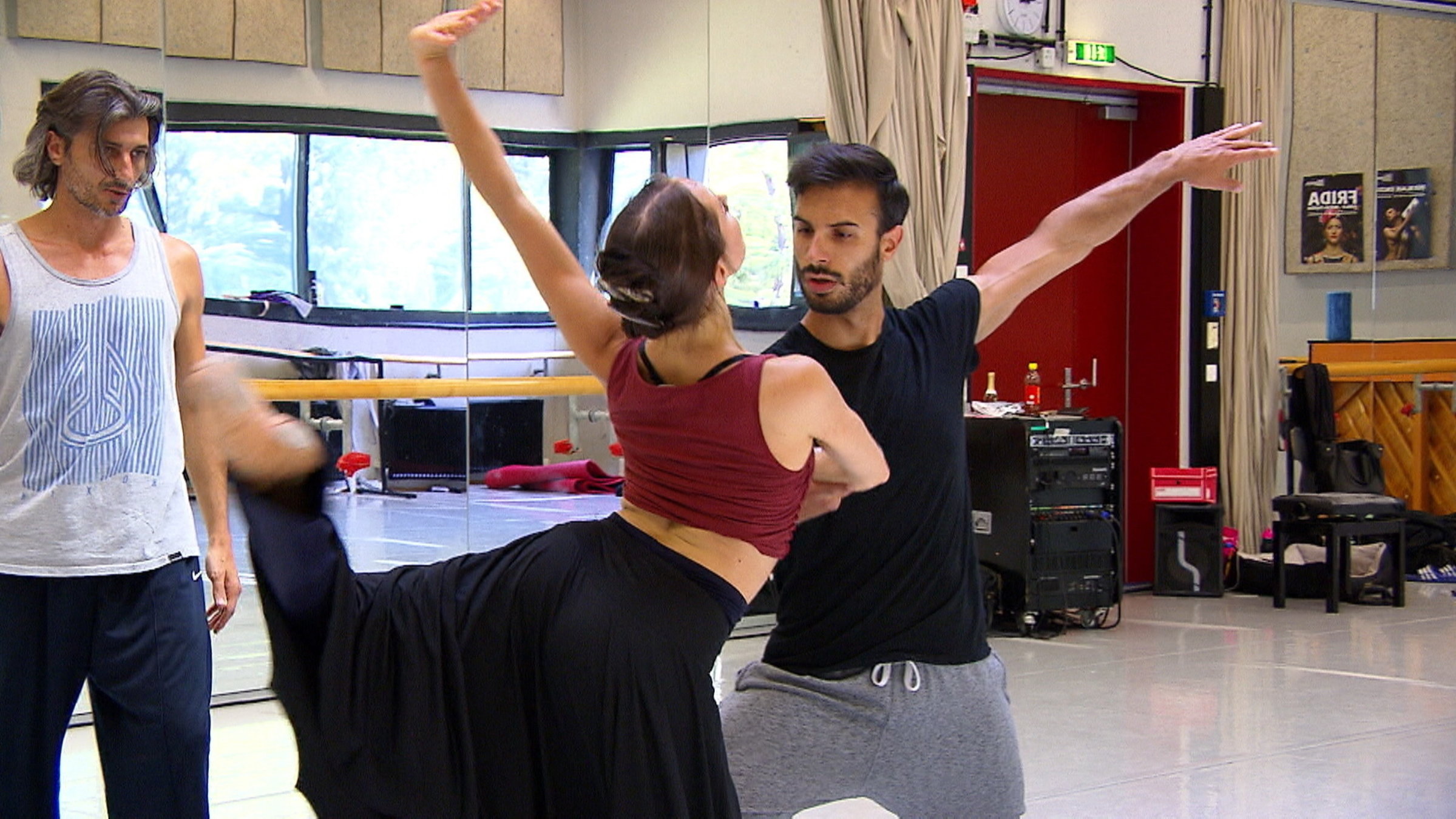 "Getanzte Geschichten - Die Tanzcompany Innsbruck": Choreograph Enrique Gasa Valga probt mit Lara Brandi und Gabriel Marseglia das Stück "Terra Baixa".