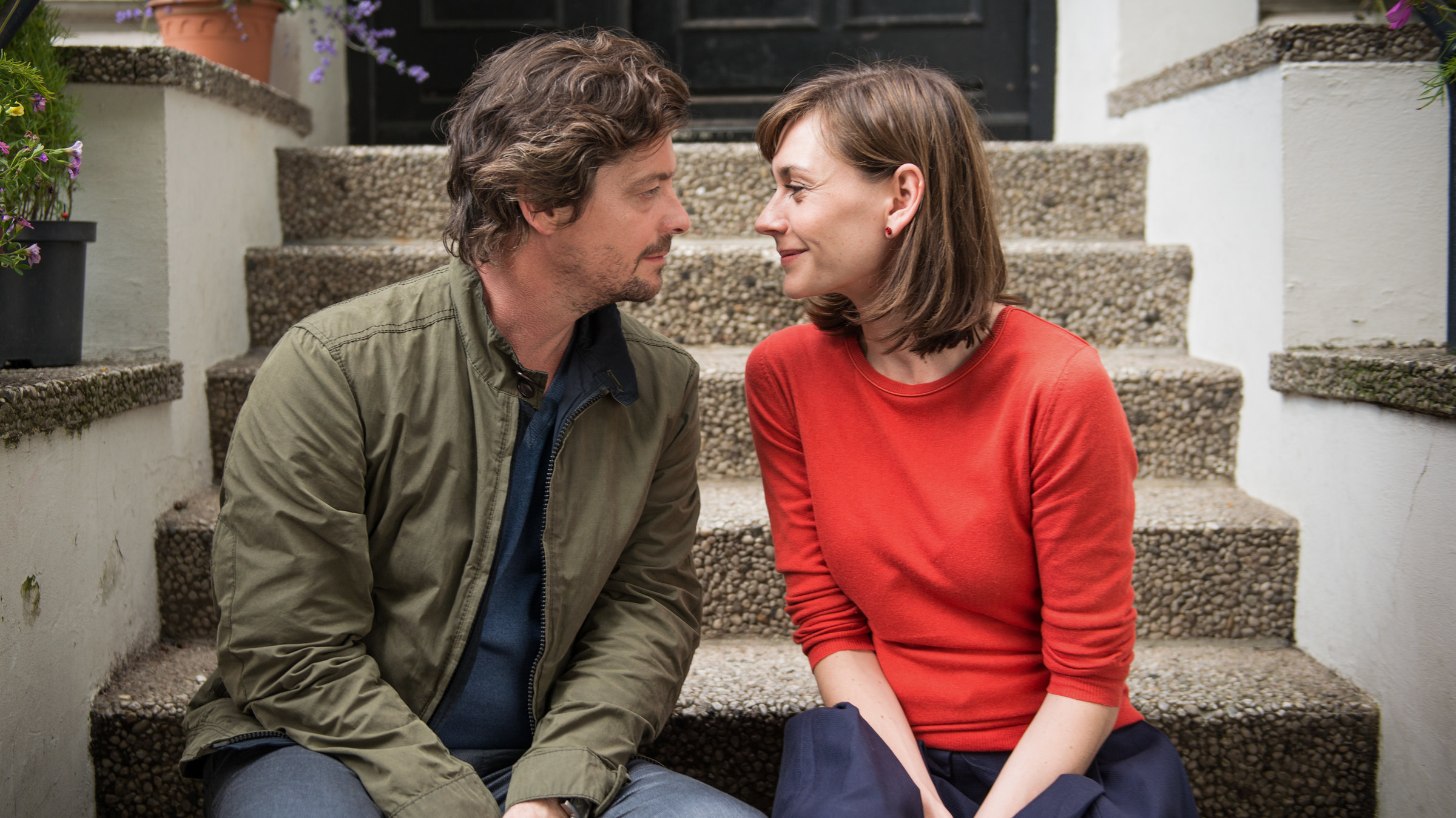 "Mein gebrauchter Mann": Fritz (Fritz Karl) und Sophie (Christiane Paul) sitzen auf der Treppe.