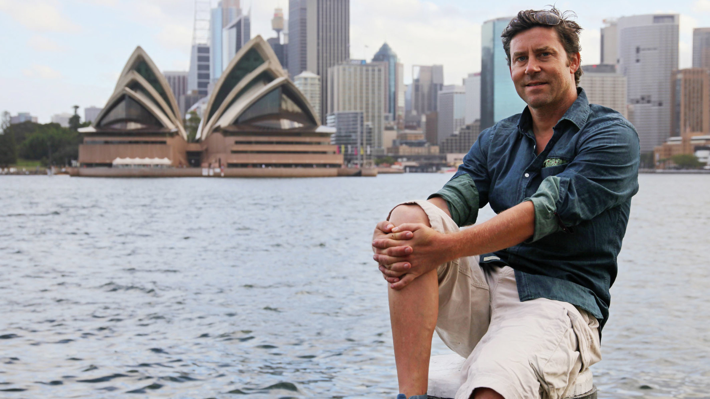 "12.378 km Australien: Sven Furrer auf Abwegen (4/6)": Sven Furrer vor dem Opera House in Sydney.