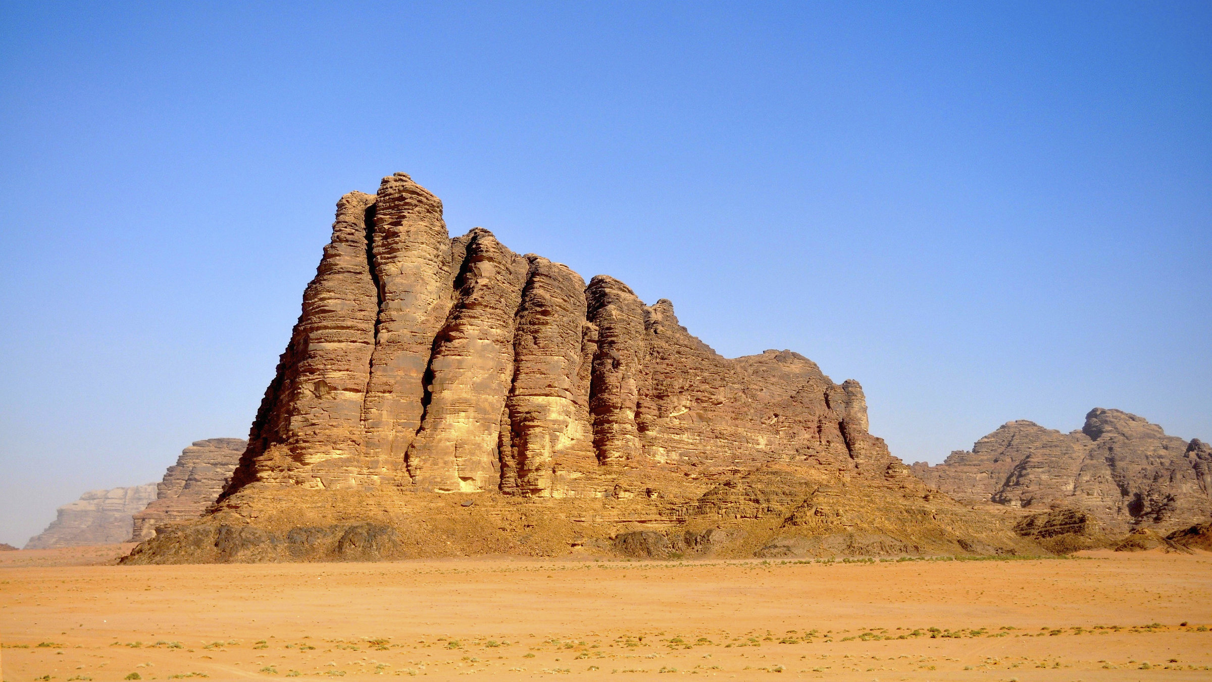 "Schätze der Welt, Erbe der Menschheit: Das Wadi Rum, Jordanien" - Die Felsformation Seven Pillars of Wisdom im Wadi Rum