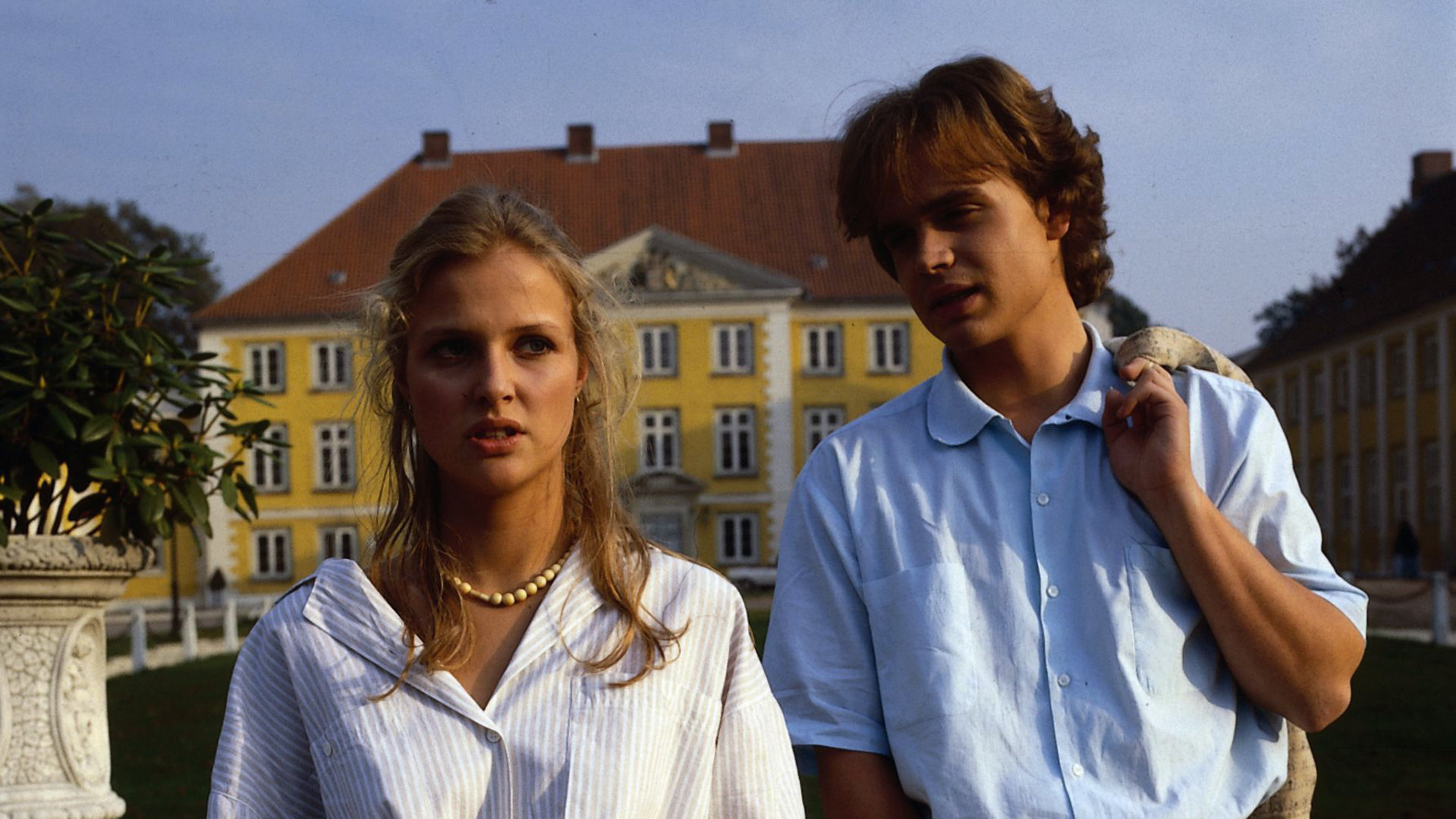 "Das Erbe der Guldenburgs - Die verlorene Tochter": Tobias (Alexander Wussow) und Nane (Katharina Böhm) stehen im Hof Guldenburgs. Tobias versucht mit Nane zu reden, doch sie schaut abweisend.