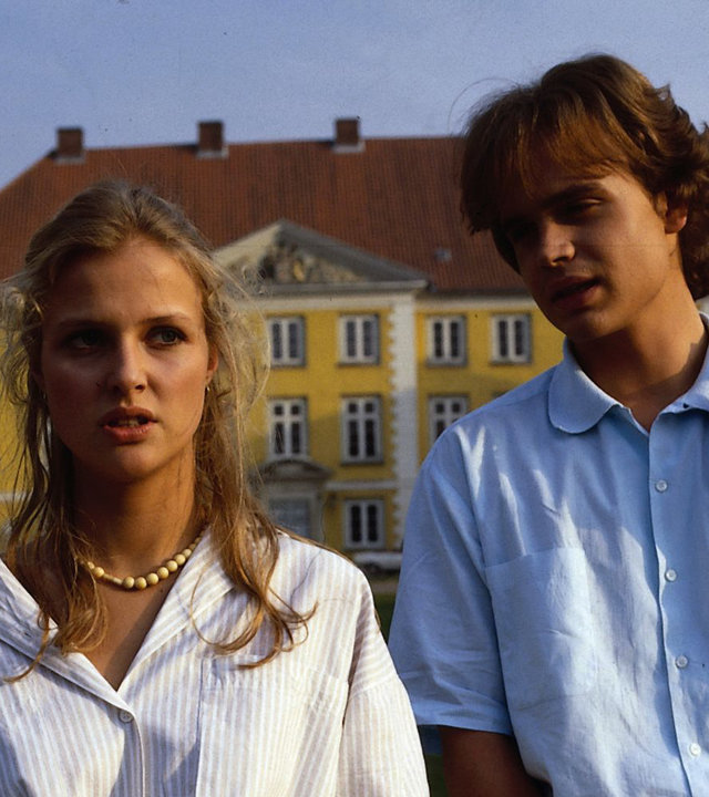 "Das Erbe der Guldenburgs - Die verlorene Tochter": Tobias (Alexander Wussow) und Nane (Katharina Böhm) stehen im Hof Guldenburgs. Tobias versucht mit Nane zu reden, doch sie schaut abweisend.