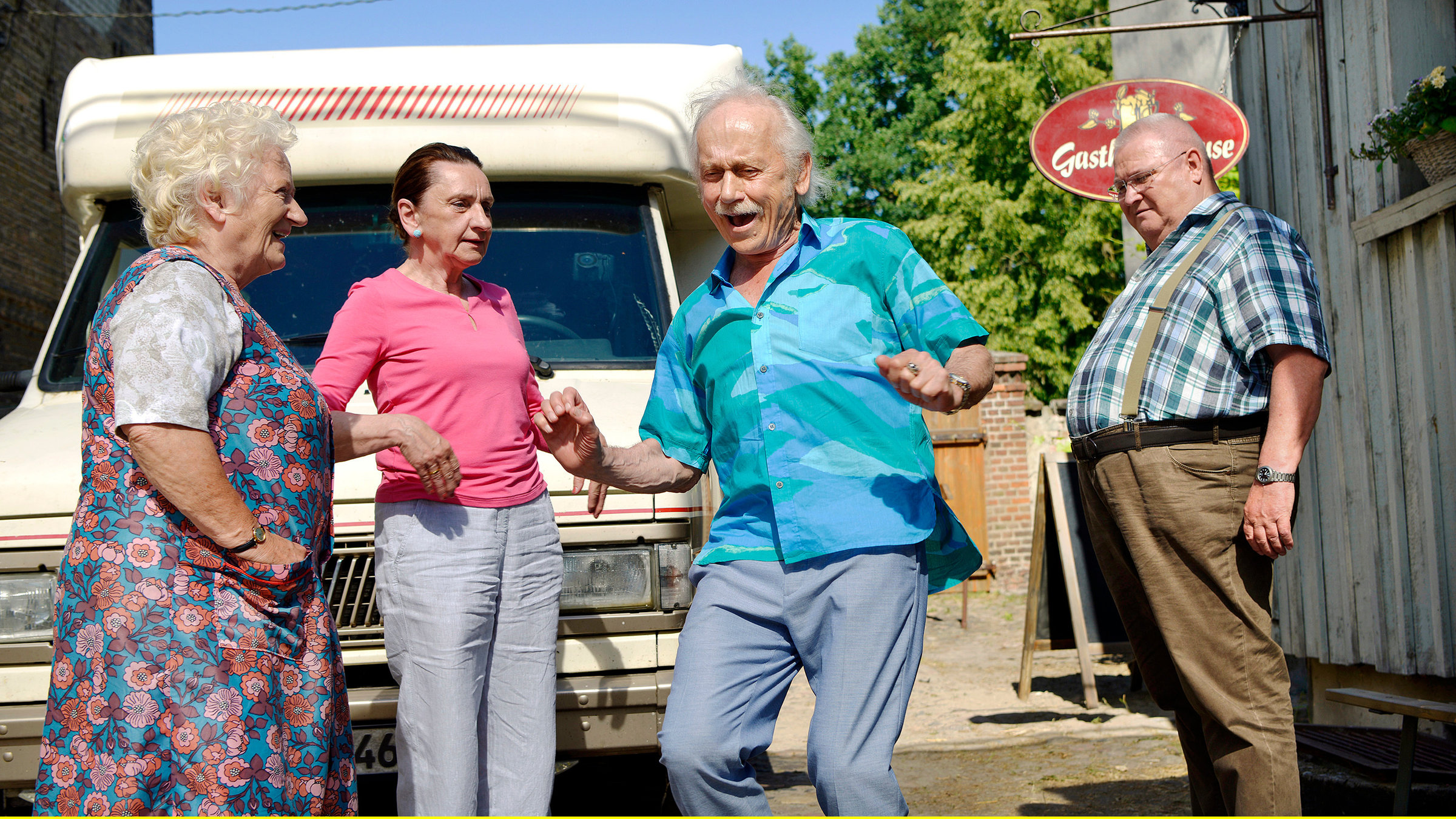 "Krauses Hoffnung": Unter den skeptischen Blicken von Krause (Horst Krause, re.) freut sich sein Schwager Rudi (Tilo Prückner) mit Meta (Angelika Böttiger) auf dem Gasthof von Elsa (Carmen-Maja Antoni, li.) und Krause anzukommen.