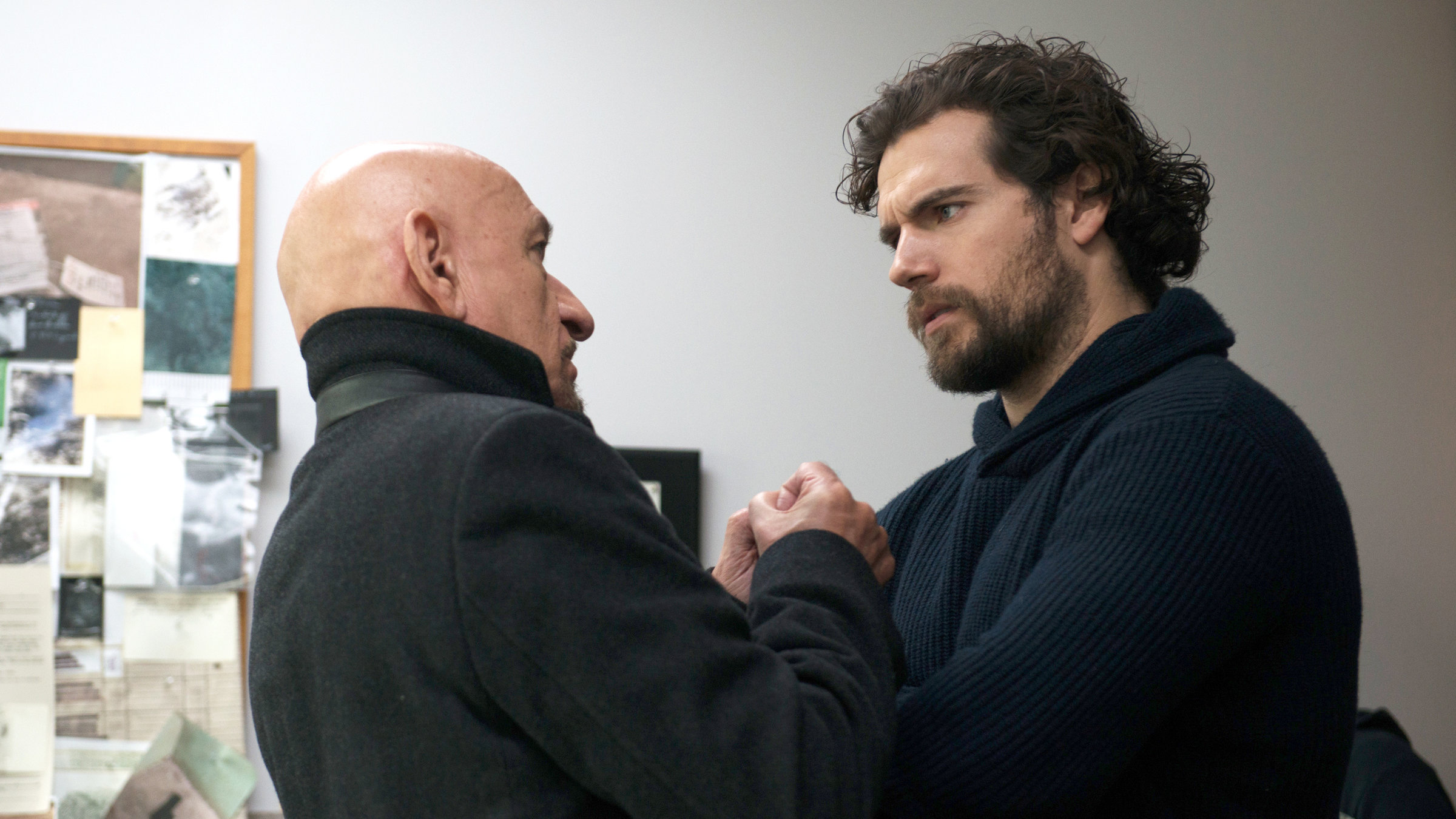 "Nomis - Die Nacht des Jägers": Police Officer Marshall (Henry Cavill) und der ehemalige Richter Cooper (Ben Kingsley) stehen sich sehr nah gegenüber und schauen sich eindringlich an. Marshall hat Cooper am Kragen gepackt.