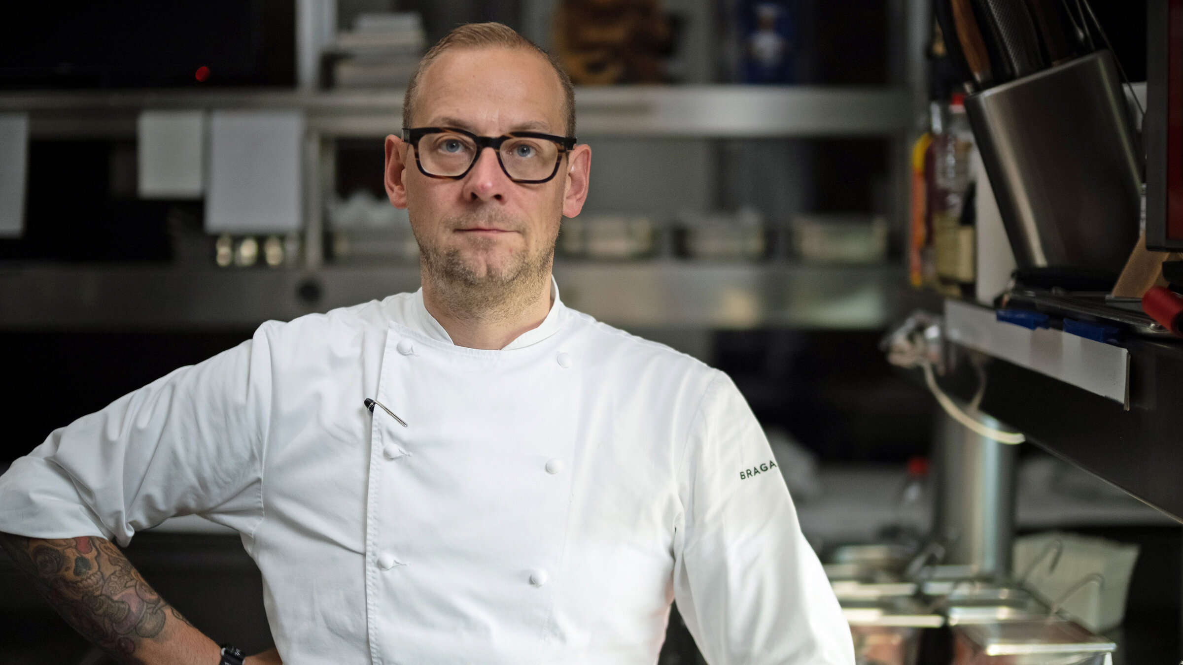 "Am Pass - Geschichten aus der Spitzenküche": Hinter zwei Michelin-Sternen stecken Talent – und jede Menge Fleiß, Leidenschaft und Ausdauer. Jahrelang feilte Daniel Schimkowitsch vom L.A. Jordan in Deidesheim an Konzept und Qualität seines außergewöhnlichen Angebots.