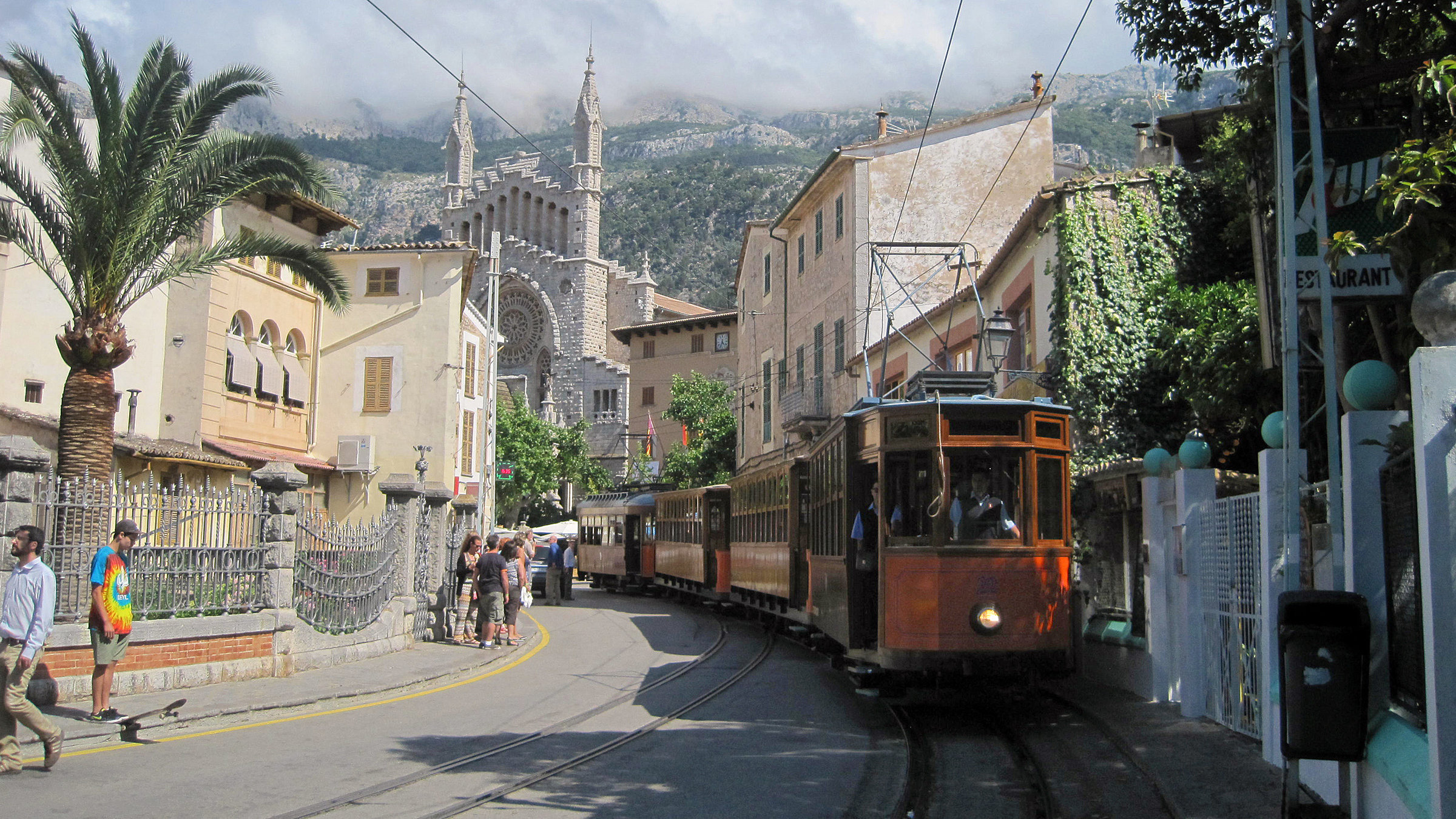 "Mit dem Zug durch Mallorca": Die Straßenbahn von Sóller fährt durch die Stadt.