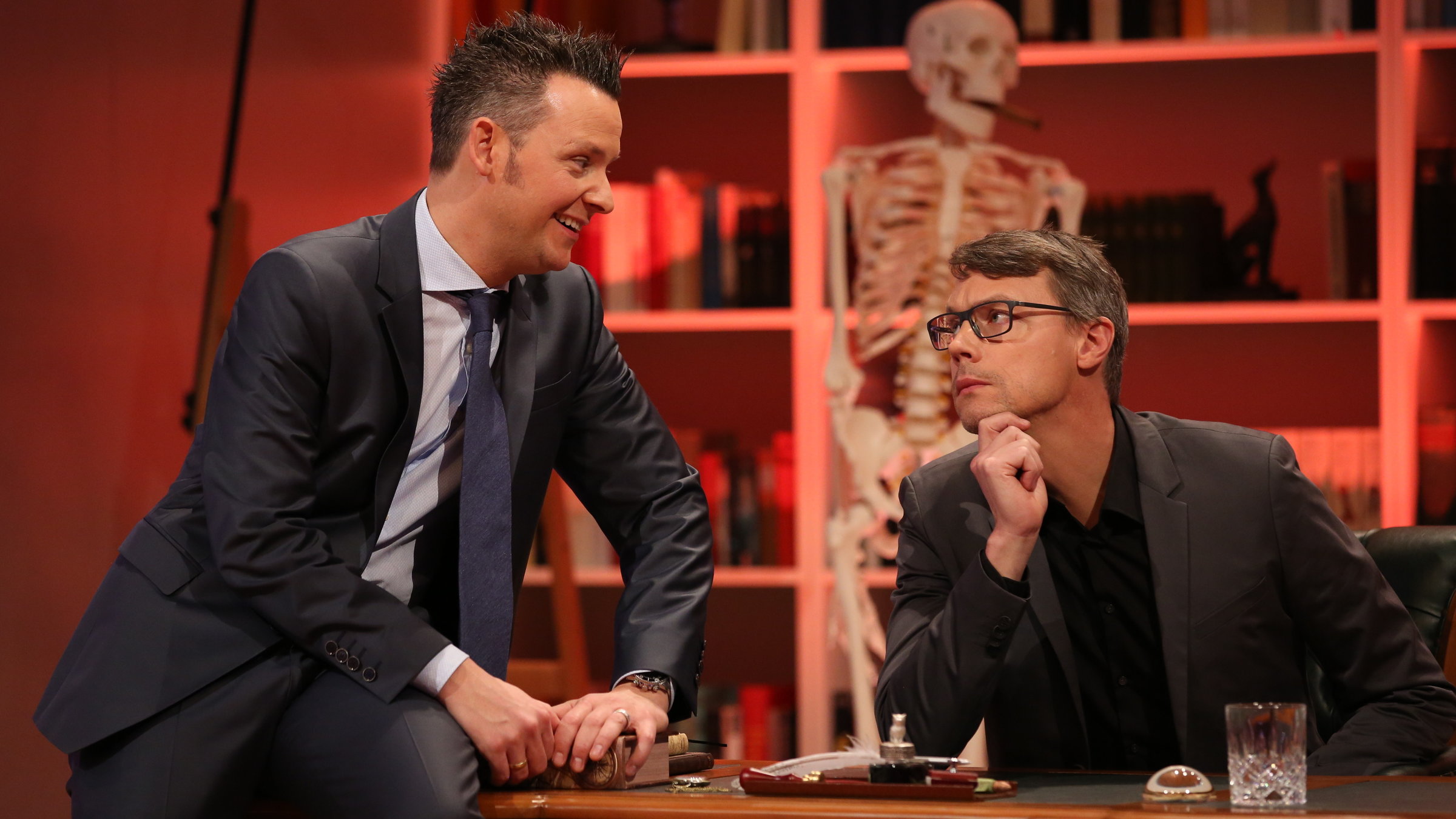 "Mann, Sieber!": Tobias Mann gesellt sich zu Christoph Sieber, der hinter einem Schreibtisch sitzt.