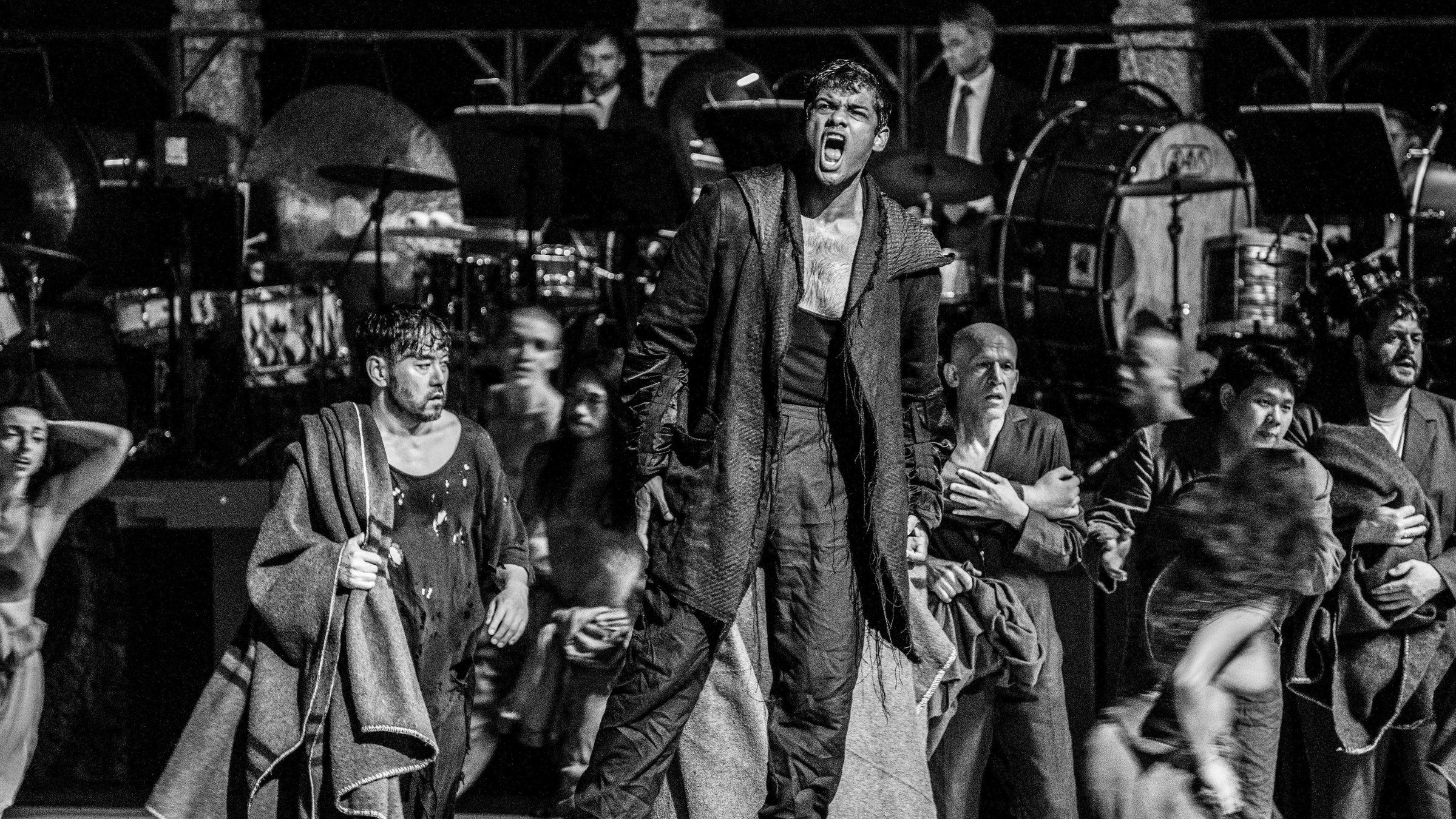 "Intolleranza 1960": Antonio Yang (Un algerino), Sean Panikkar (Un emigrante), Ensemble.