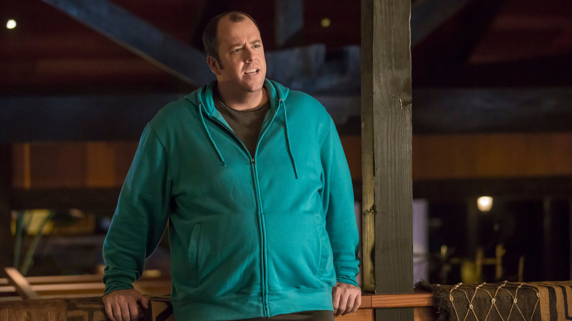 "This Is Us - Überraschungen": Toby Damon (Chris Sullivan) steht in einem Raum und blickt ernst nach vorn.
