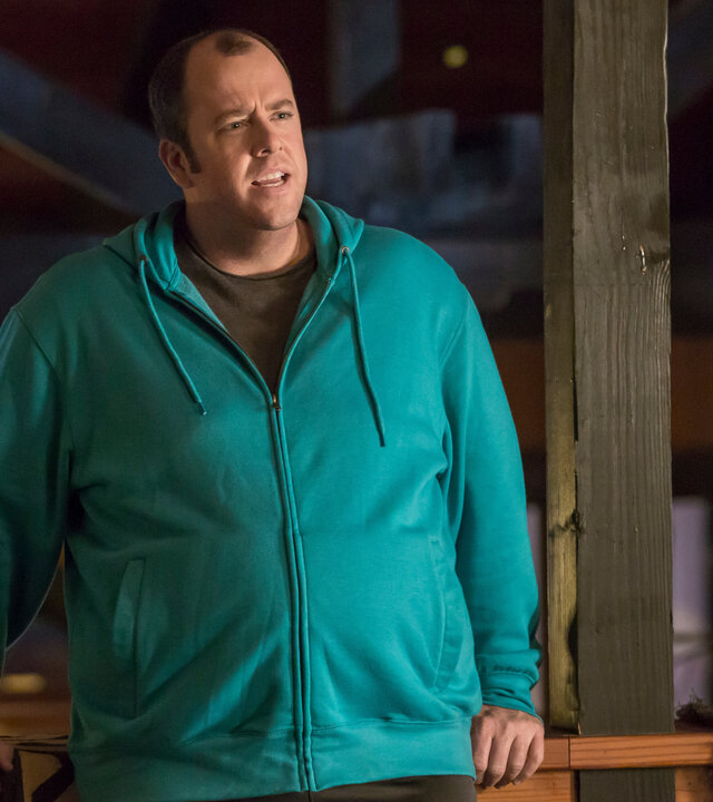 "This Is Us - Überraschungen": Toby Damon (Chris Sullivan) steht in einem Raum und blickt ernst nach vorn.