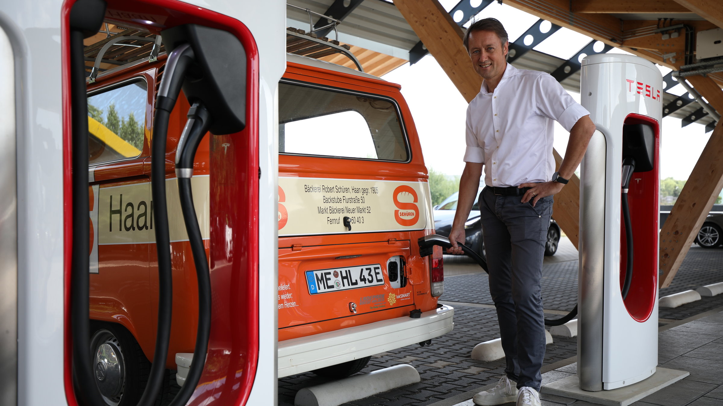 "plan b: Einfach unter Strom - Wie wir mit E-Mobilität durchstarten": Roland Schüren lädt an einer Ladestation für E-Autos seinen Elektro-Bus.