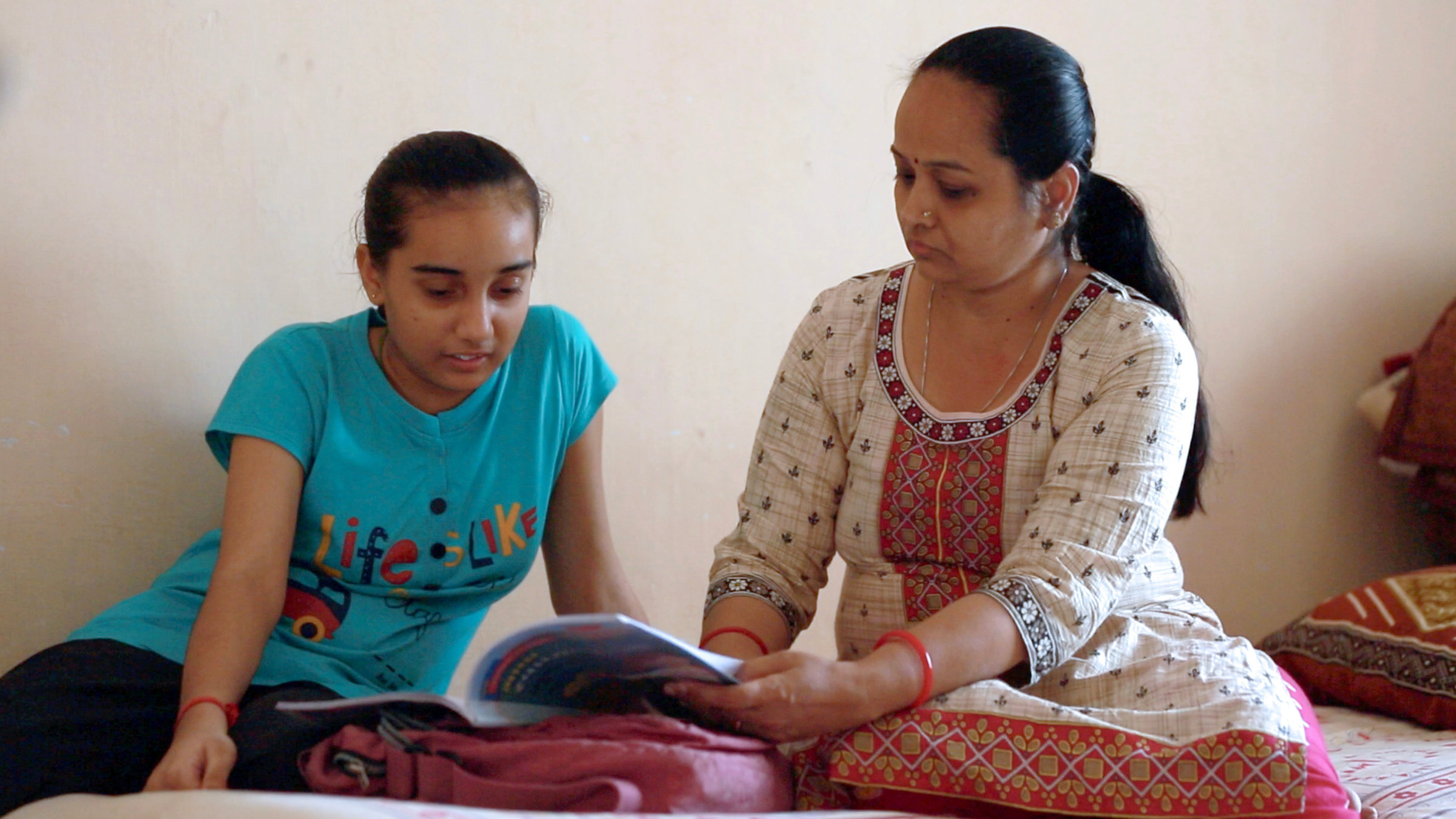 "Bloß keine Tochter!": Amisha mit ihrer Tochter Kamnia, die eigentlich ihre 7. von ihrer Schwiegerfamilie erzwungene Abtreibung sein sollte.