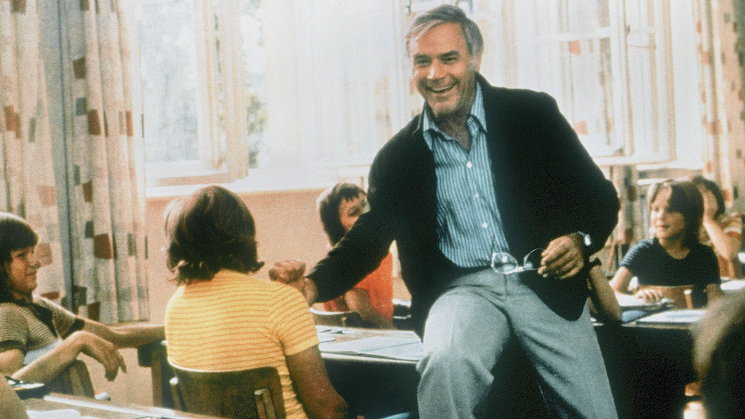 "Das fliegende Klassenzimmer" - Dr. Johannes Bökh (Joachim Fuchsberger) ist bei seinen Schülern sehr beliebt. Sie nennen ihn "Justus", auf deutsch "Der Gerechte", und das ist er auch.