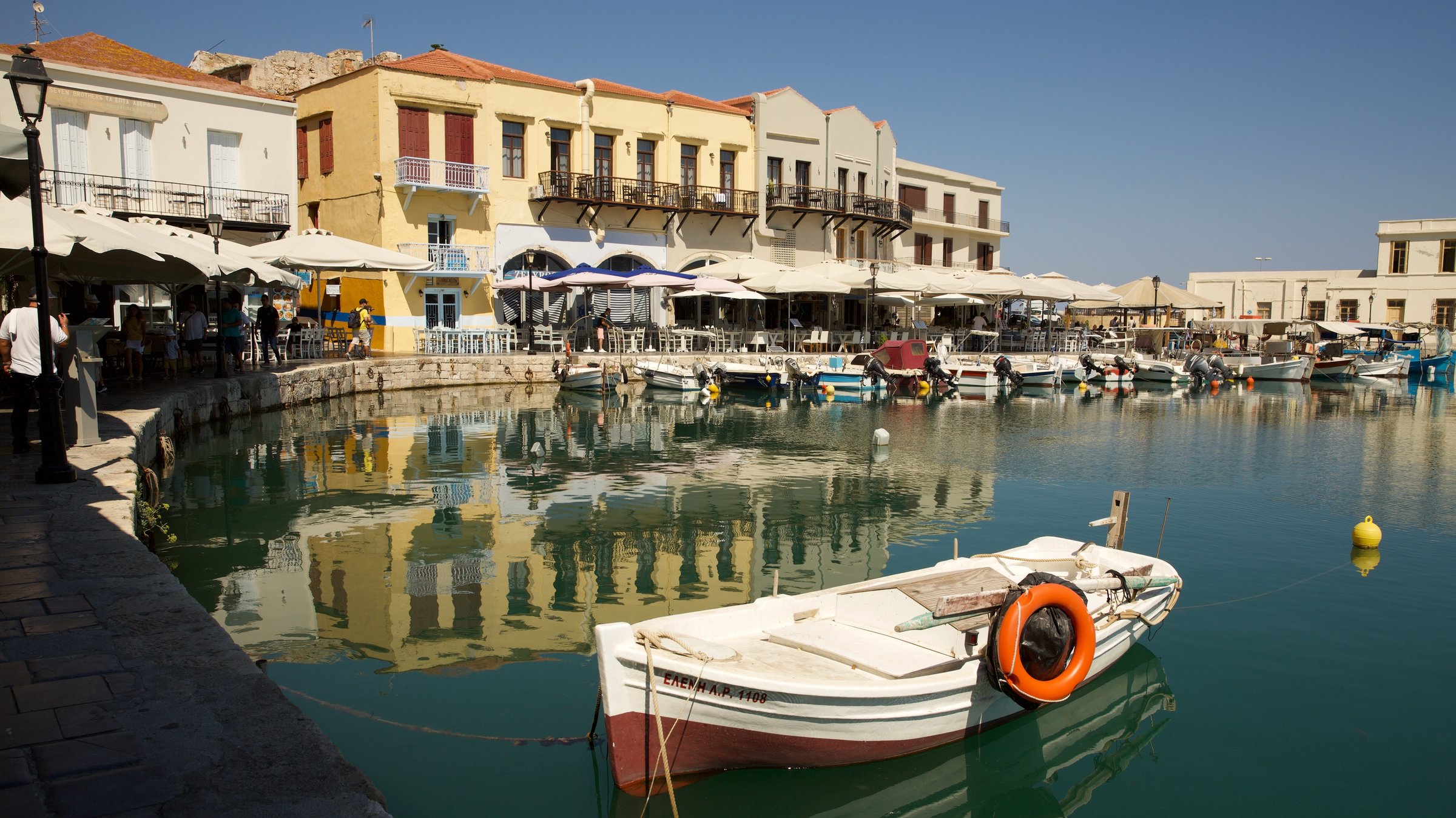 "Kreta - Insel der Götter": Weißes Ruderboot im Hafen  von Rethymno.