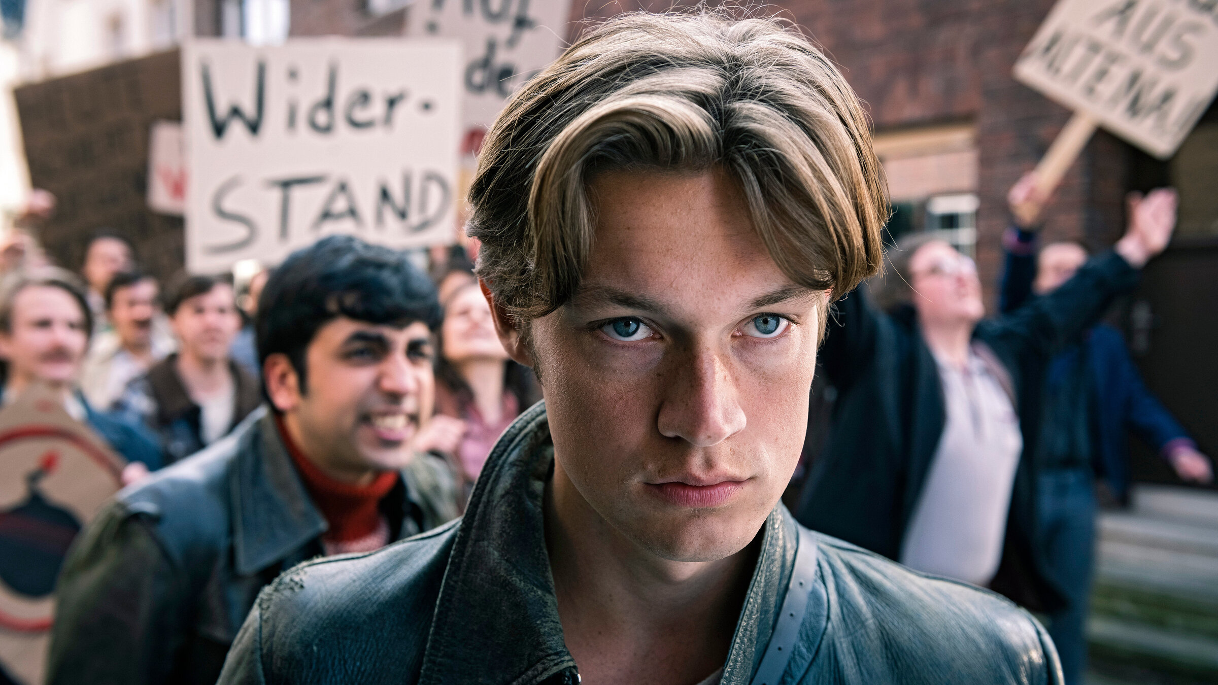 "Unsere wunderbaren Jahre: Pudding": Winne (Damian Hardung, vorne) und Bijan (Omid Memar) befinden sich unter den Demonstrierenden.