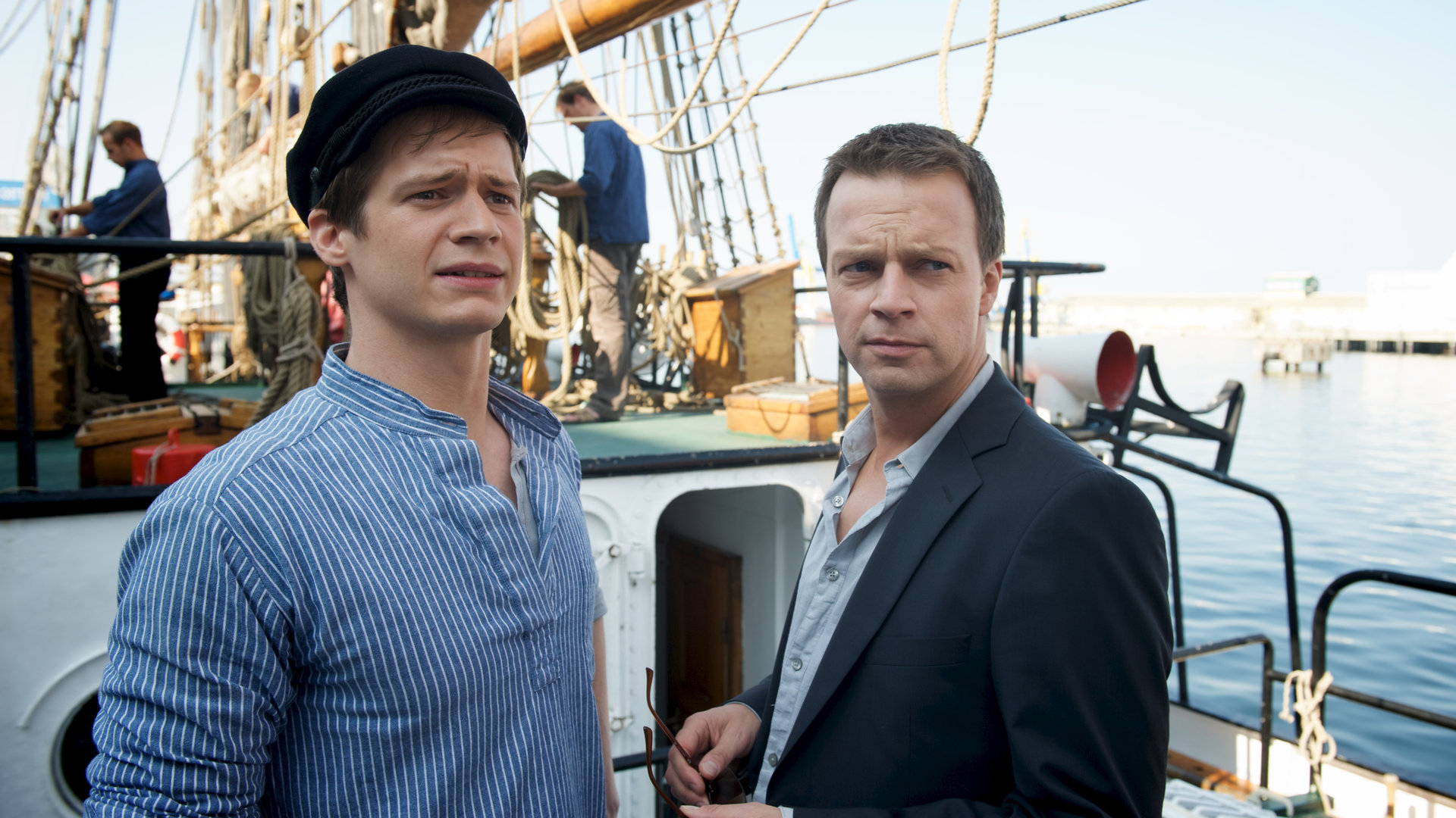"SOKO Wismar - Mord mit Ansage": Sven Herzog (Michael Härle) und Jano Nissen (Noah Matheis) stehen nebeneinander auf einem Schiff. Der Gesichtsausdruck von Jano Nissen ist besorgniserregend.