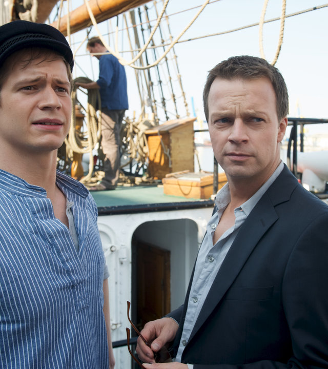 "SOKO Wismar - Mord mit Ansage": Sven Herzog (Michael Härle) und Jano Nissen (Noah Matheis) stehen nebeneinander auf einem Schiff. Der Gesichtsausdruck von Jano Nissen ist besorgniserregend.