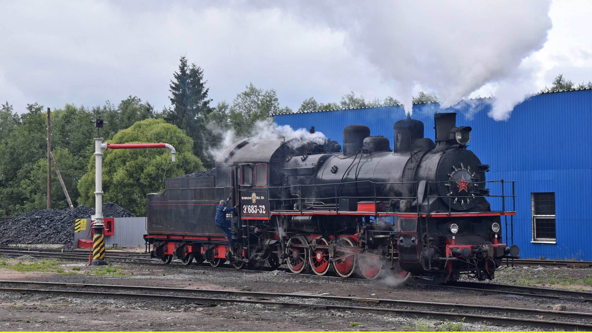 "Frischer Dampf rund um Sankt Petersburg": Eine 1928 in Bryansk gebaute EU 683-32 im Bahanhof von Sortavala.