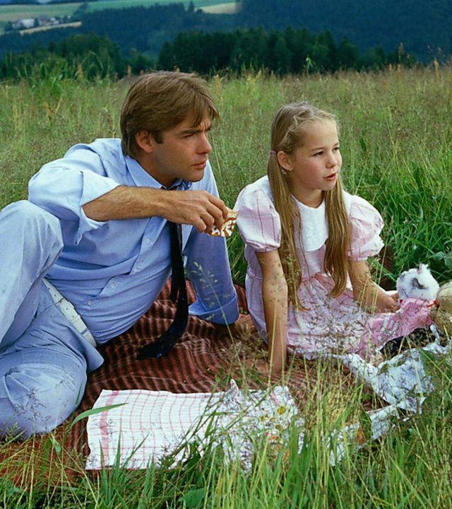"Die Schwarzwaldklinik - Der Wert des Lebens": Udo (Sascha Hehn) sitzt mit Angie (Angelika Reißner) auf einer Wiese beim Picknick.