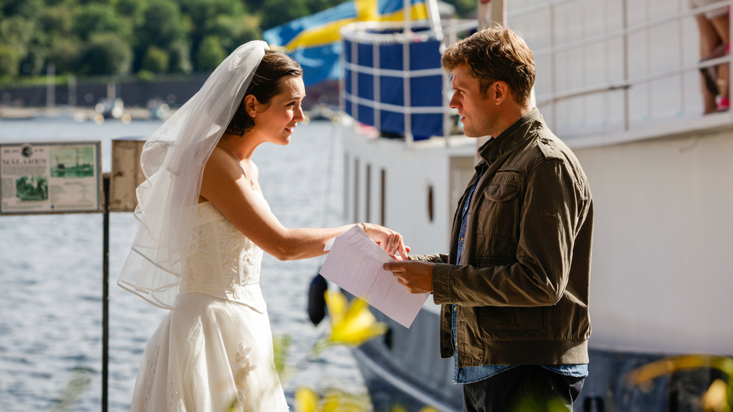 "Inga Lindström - Gretas Hochzeit": Greta Hansen (Alissa Jung) und Leon Niemann (Jens Atzorn) im Hafen am Wasser.