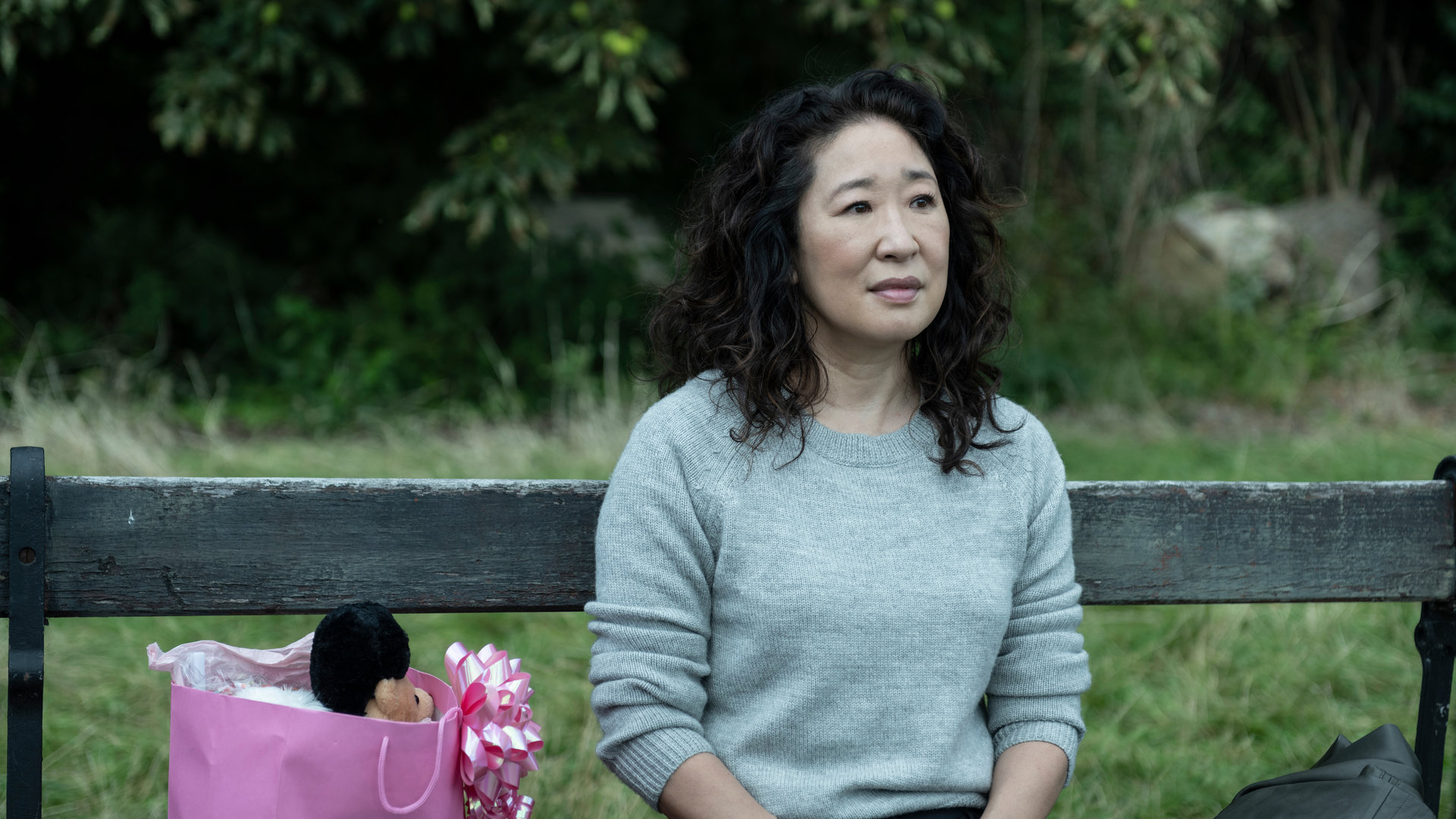 "Killing Eve - Werd' nicht gleich anhänglich": Eve (Sandra Oh) sitzt auf einer Parkbank und schaut gedankenvertieft in die Ferne.