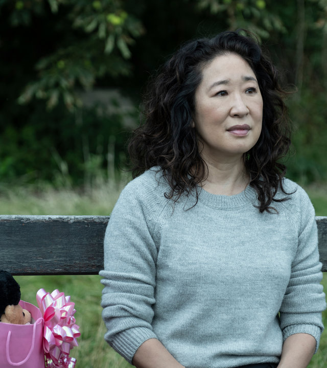 "Killing Eve - Werd' nicht gleich anhänglich": Eve (Sandra Oh) sitzt auf einer Parkbank und schaut gedankenvertieft in die Ferne.