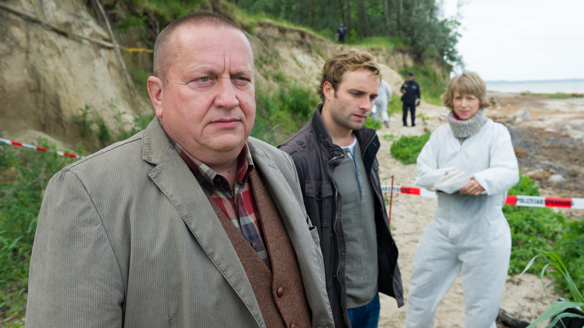"SOKO Wismar - Tödliche Nebenwirkungen": Jan Reuter (Udo Kroschwald), Nils Theede (Jonas Laux) und Roswitha Prinzler (Silke Matthias) begutachten den Tatort.