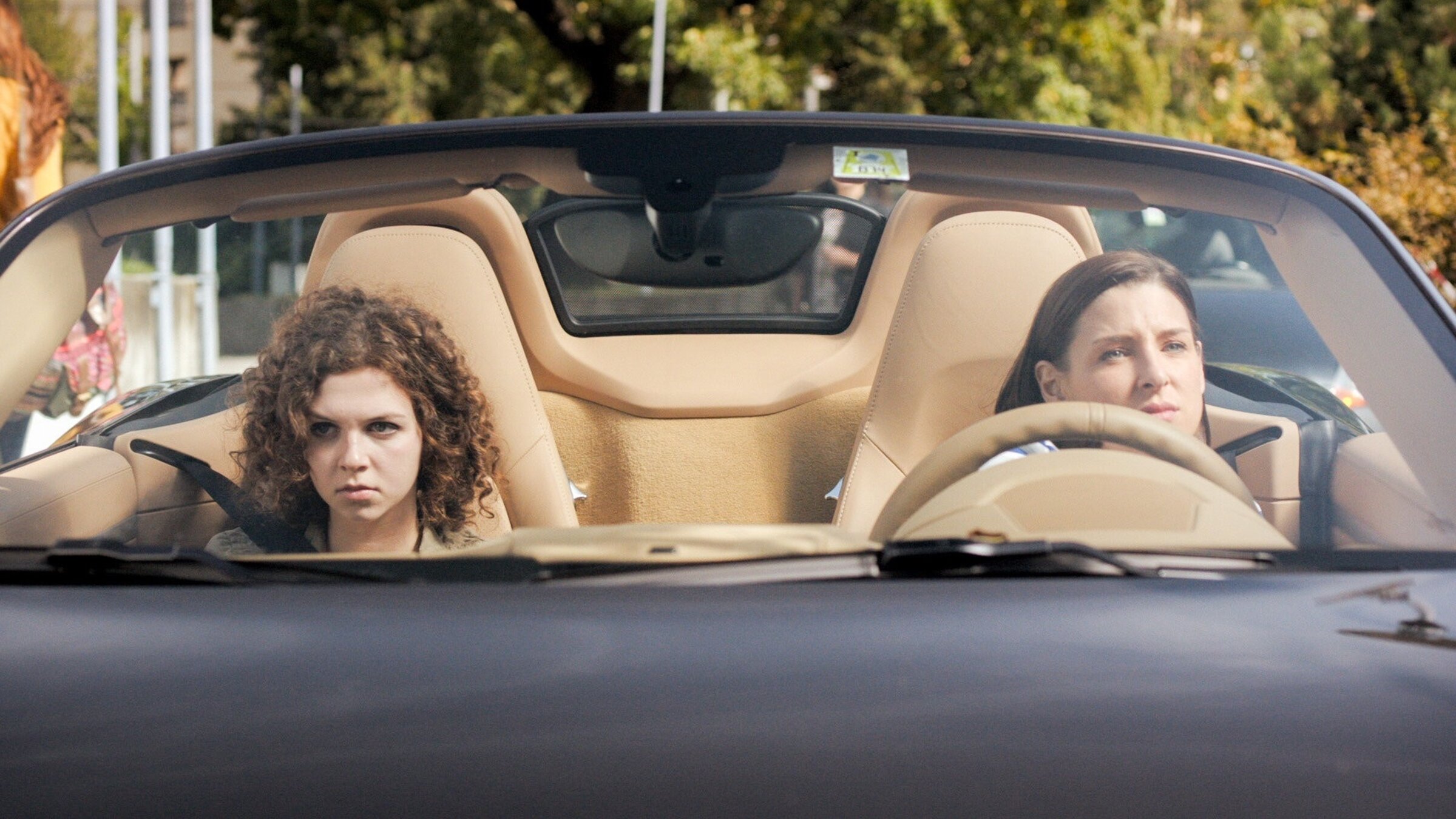 "Vorstadtweiber (6/10)": (v.li.): Vicky Nikolaewskaja (Pia), Martina Ebm (Caroline Melzer).