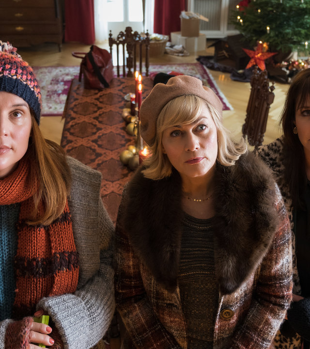 "Weihnachtstöchter": Katarina (Elena Uhlig), Regina (Gesine Cukrowski), Diana (Felicitas Woll) stehen im Wohnzimmer nebeneinander und schauen andächtig zum Portrait des gemeinsamen Vaters hoch.