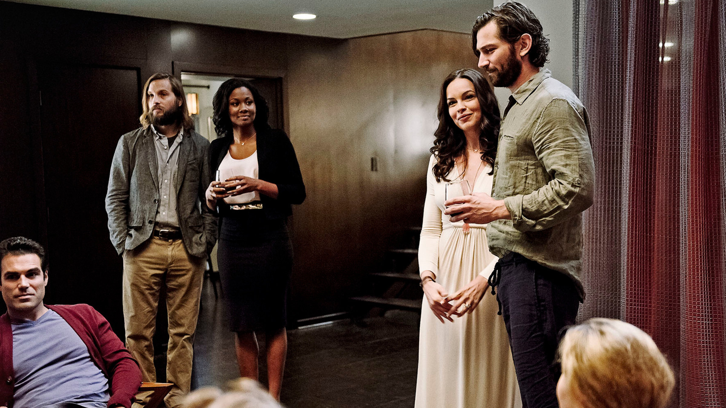 "The Invitation": Eden (Tammy Blanchard) und David (Michiel Huisman) laden zum Begrüßungsdrink. Von links: Miguel (Jordi Vilasuso ), Will (Logan Marshall-Green), Kira (Emayatzy Corinealdi), Eden (Tammy Blanchard), David (Michiel Huisman).