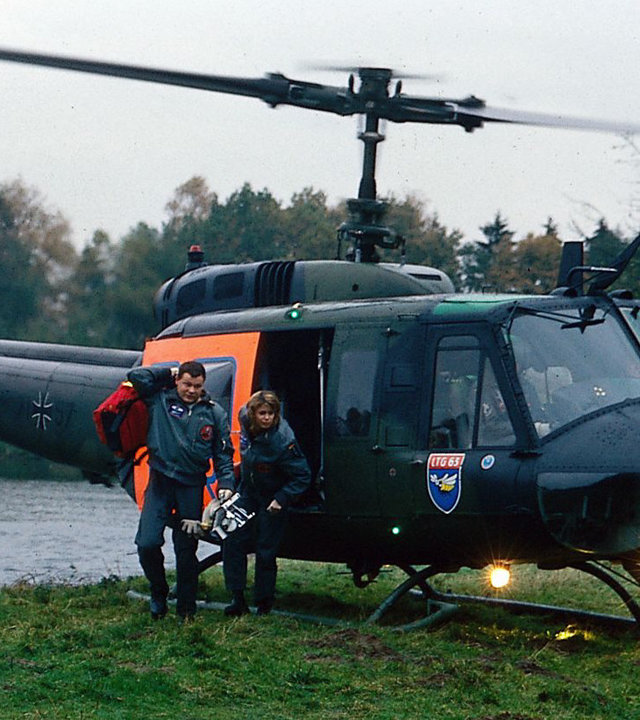 "Die Rettungsflieger - Schreckliche Ohnmacht": Thomas (Ulrich Bähnk) und Maren (Gerit Kling) springen aus dem Rettungshubschrauber, der an einem kleinen See im Wald gelandet ist.