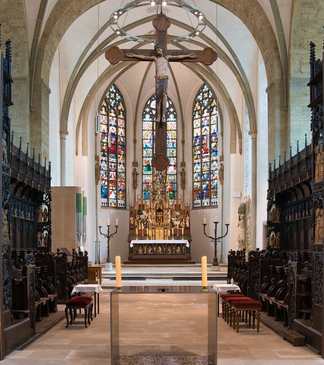 "Katholischer Gottesdienst - Versammelt um einen Tisch nicht nur die Familie": Blick ins Innere und auf den Altar der Kirche Sankt Johannes Evangelist in Selm-Cappenberg