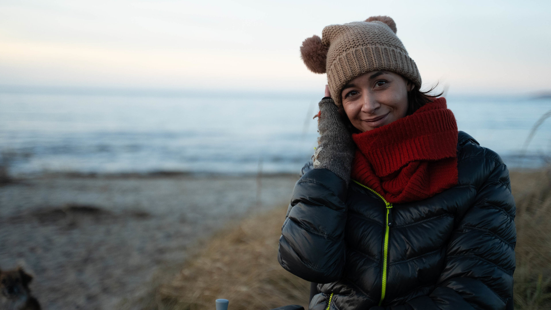 "37°Leben -  Multiple Sklerose- Keine Angst vor morgen": Janine van Deventer im Rollstuhl am Strand.