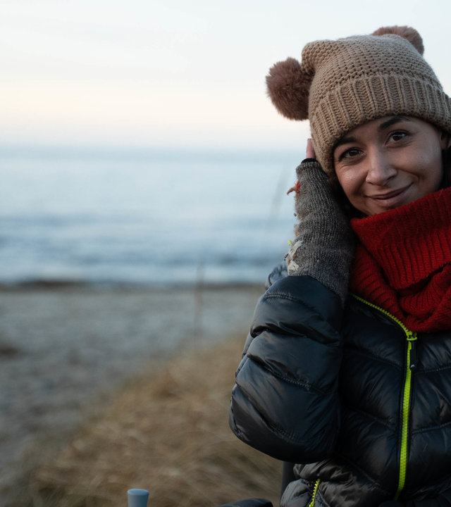 "37°Leben -  Multiple Sklerose- Keine Angst vor morgen": Janine van Deventer im Rollstuhl am Strand.