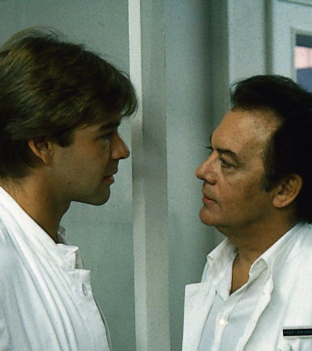 "Die Schwarzwaldklinik - Der Dieb": Udo Brinkmann (Sascha Hehn) und sein Vater (Klausjürgen Wussow) unterhalten sich im Krankenhausflur.
